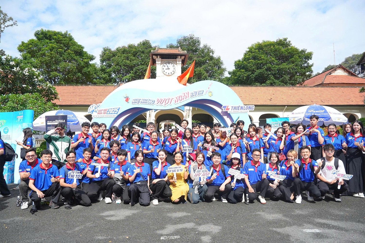 Thien Long va 'Tiep suc mua thi 2025' - khi thi cu tro nen nhe nhang hinh anh