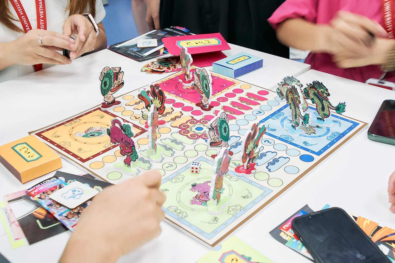 Kham pha tu duy sang tao cua sinh vien BUV trong trien lam 'Spectrum' hinh anh