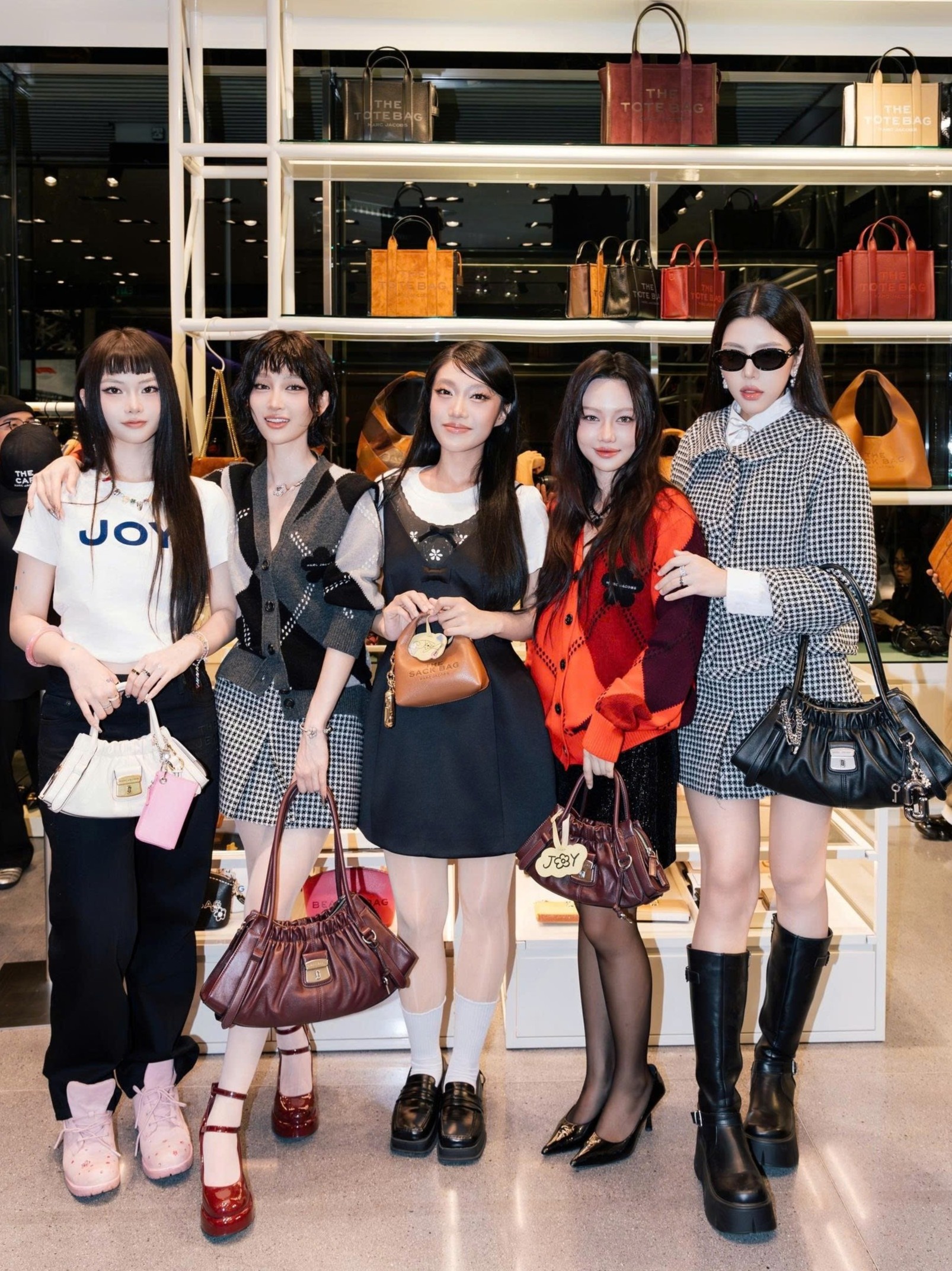 Tín đồ thời trang Việt đón BST thu - đông 2025 cùng Marc Jacobs