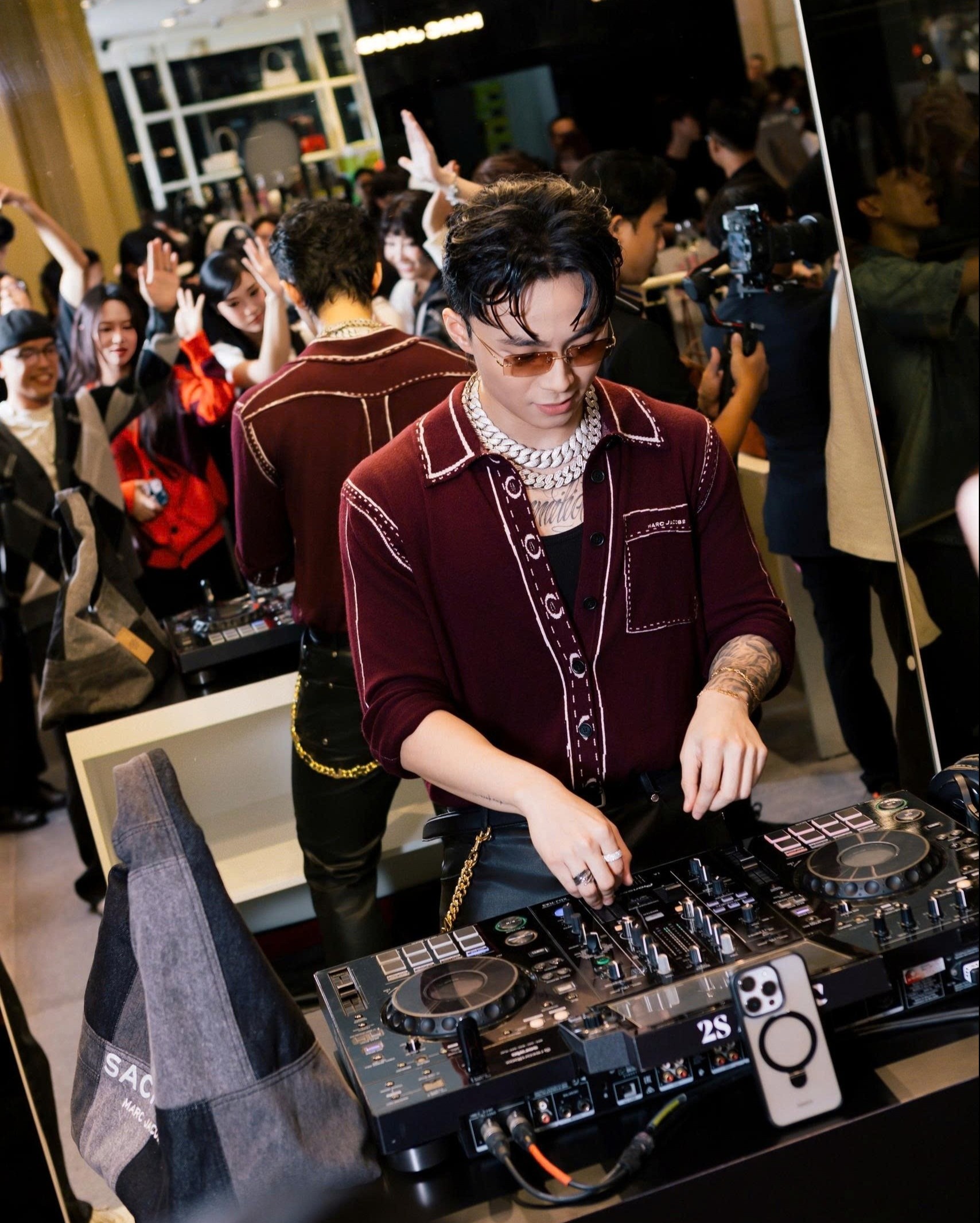 Tín đồ thời trang Việt đón BST thu - đông 2025 cùng Marc Jacobs