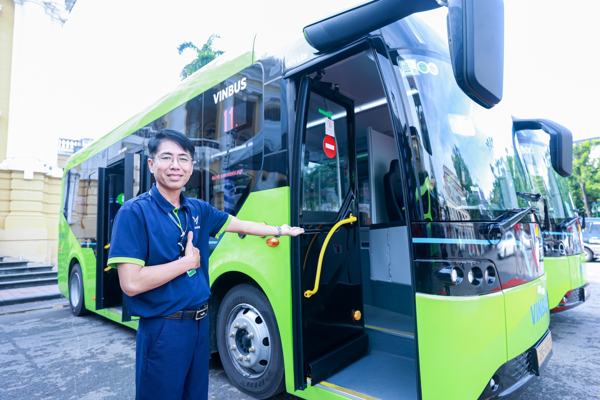Vinbus khai truong tuyen bus dien mien phi E11 hinh anh