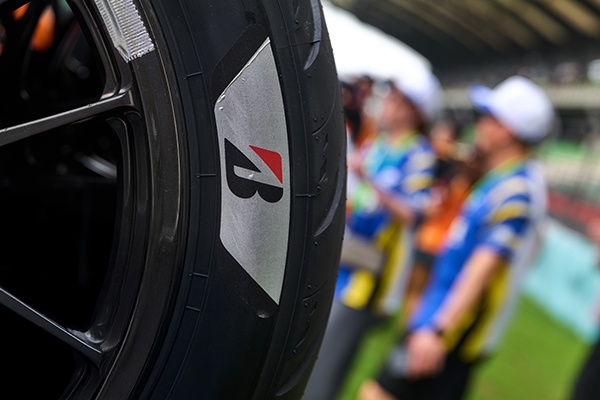 Bridgestone va hanh trinh dua toc do tro thanh chuan muc cong nghe hinh anh