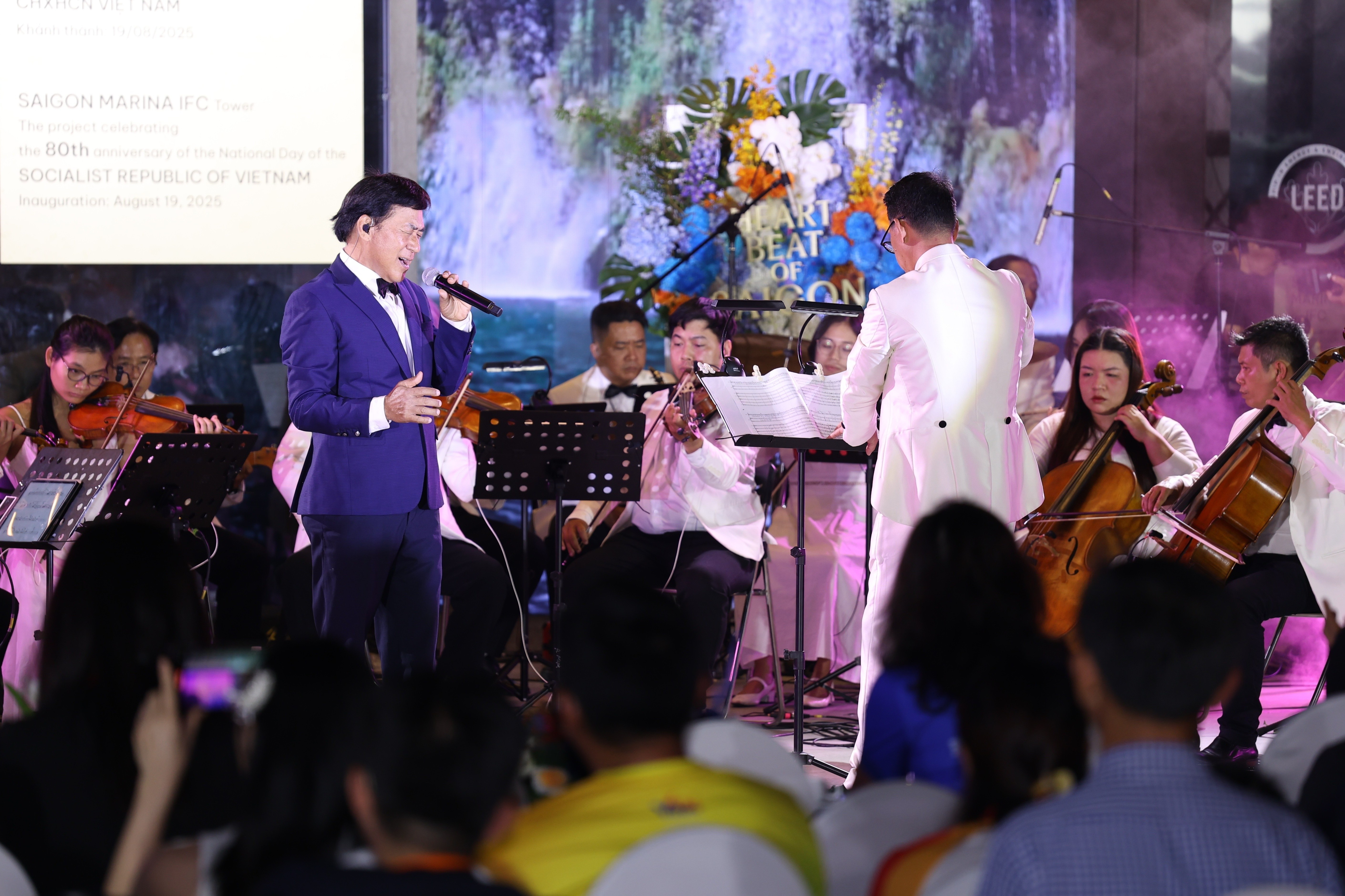 Dau an ruc ro sac mau cua dem nhac khanh thanh thap Saigon Marina IFC hinh anh