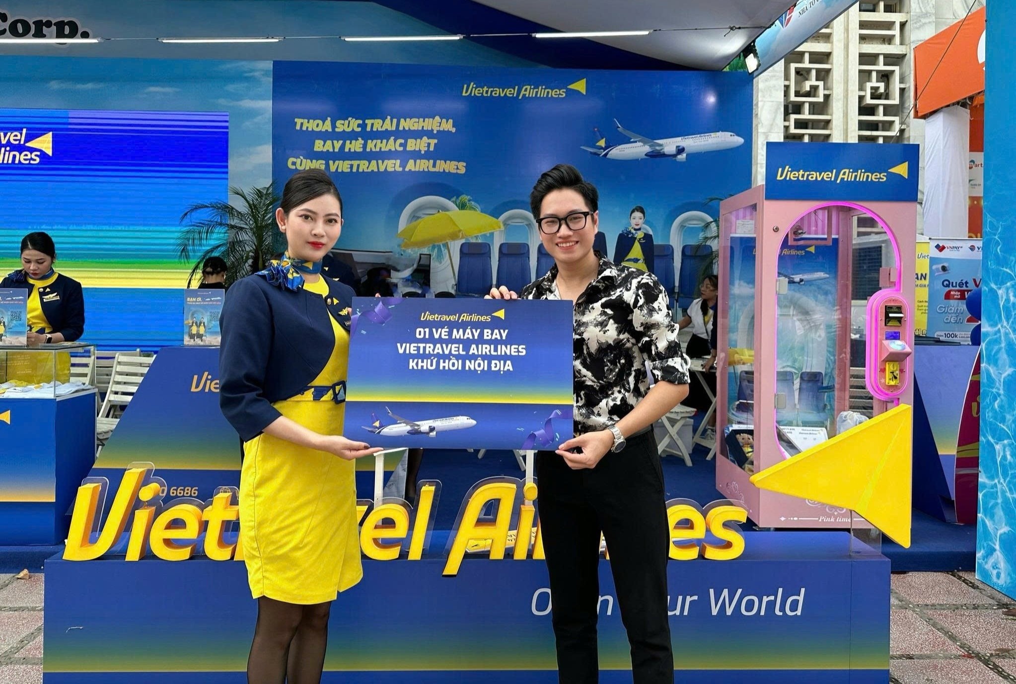 Vietravel Airlines tham gia trien lam 'Thanh tuu dat nuoc' hinh anh