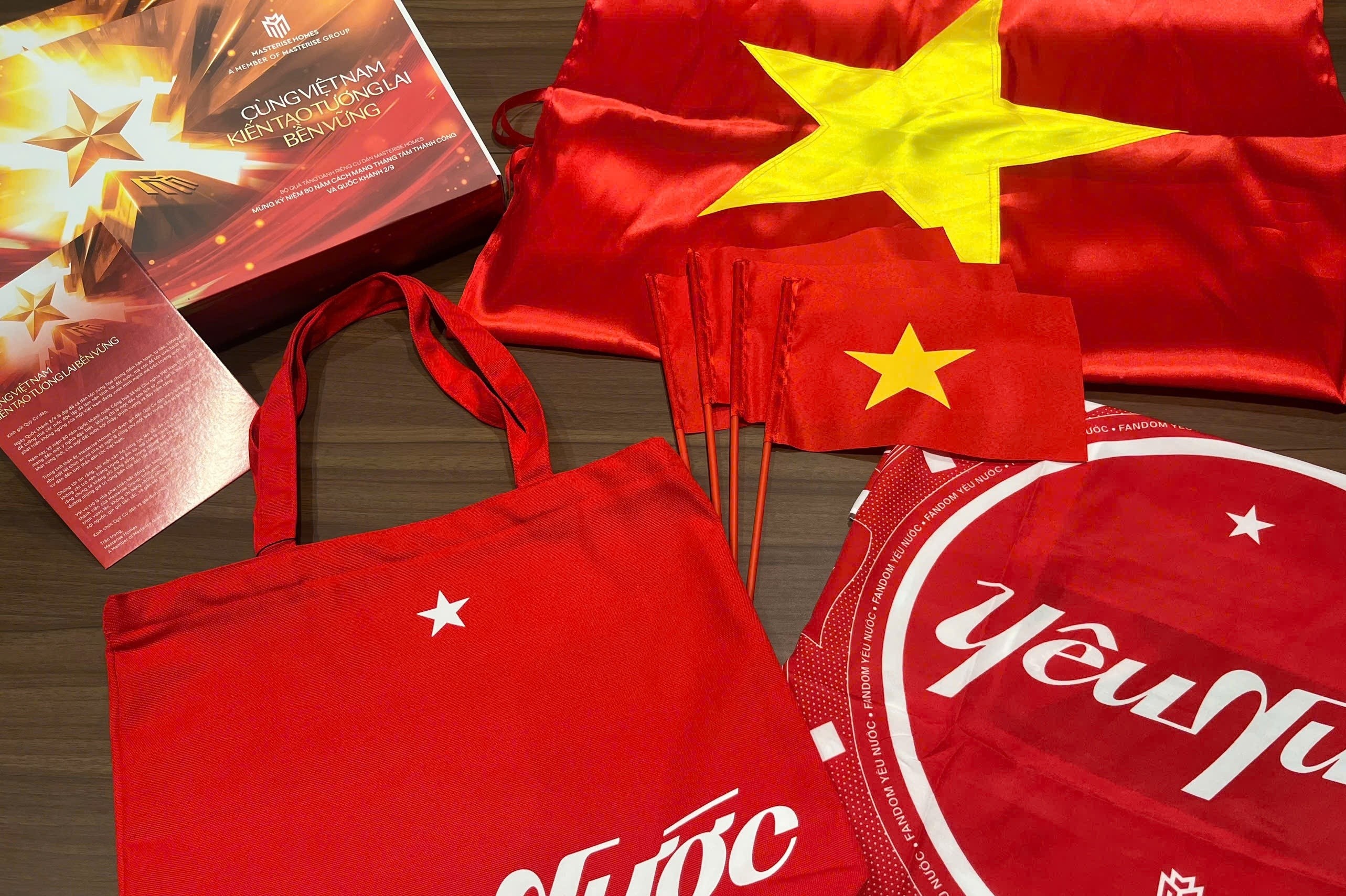 Masterise Homes gui tang 10.000 bo qua ‘yeu nuoc’ cho cu dan hinh anh