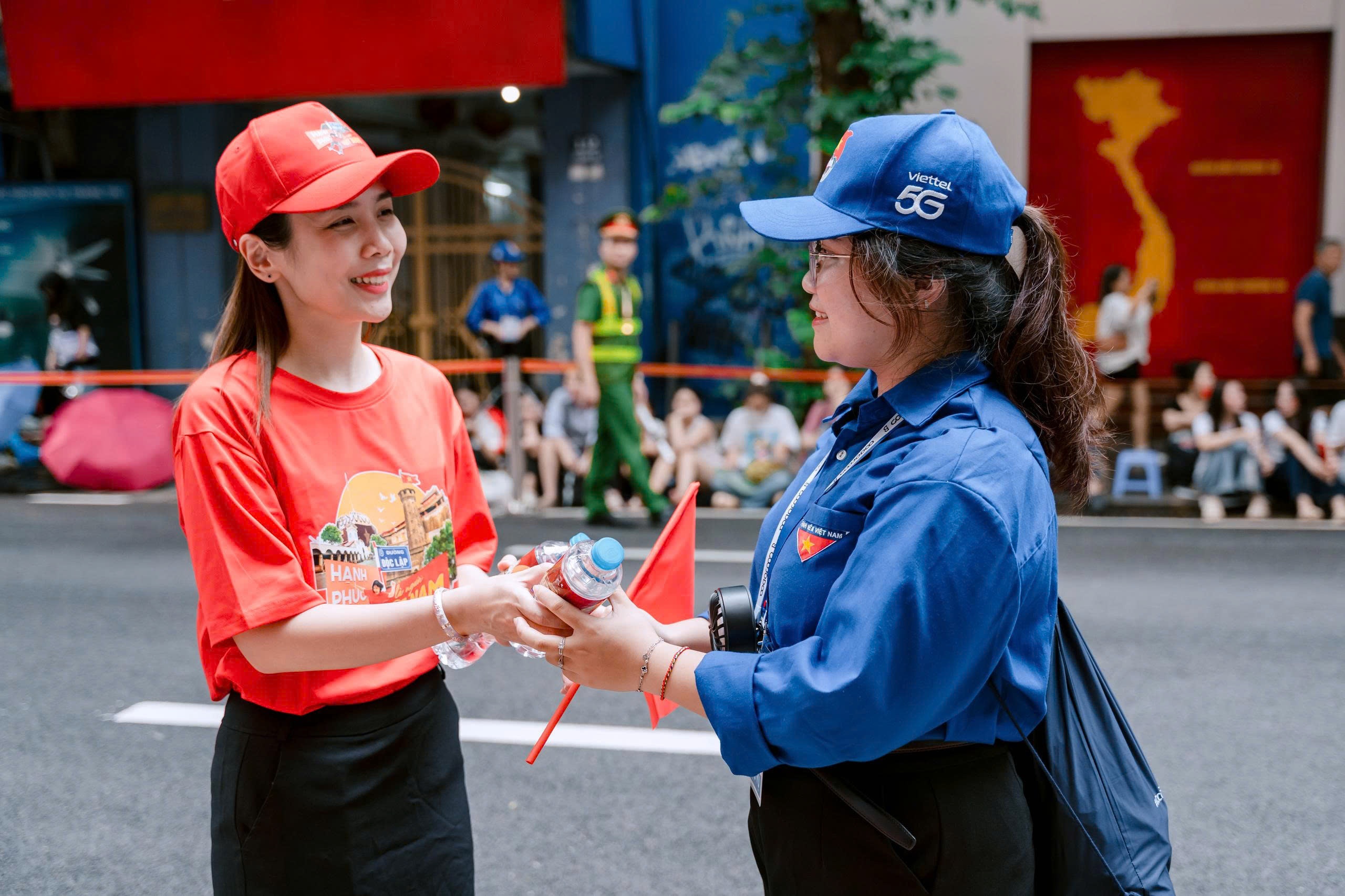 Truoc them Quoc khanh, booth check-in SHB ron ra sac mau va tieng cuoi hinh anh