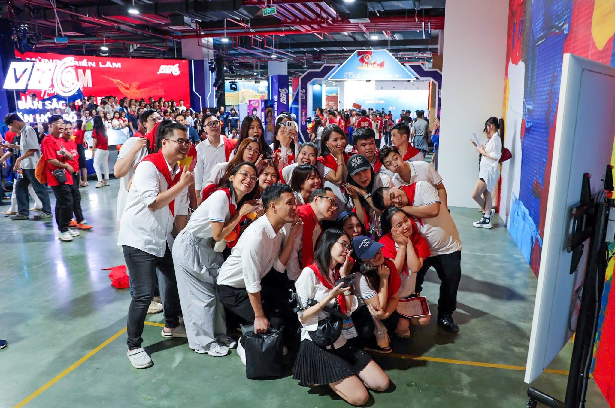 Hon 230.000 nguoi do bo Trung tam Trien lam Viet Nam ngay khai mac hinh anh