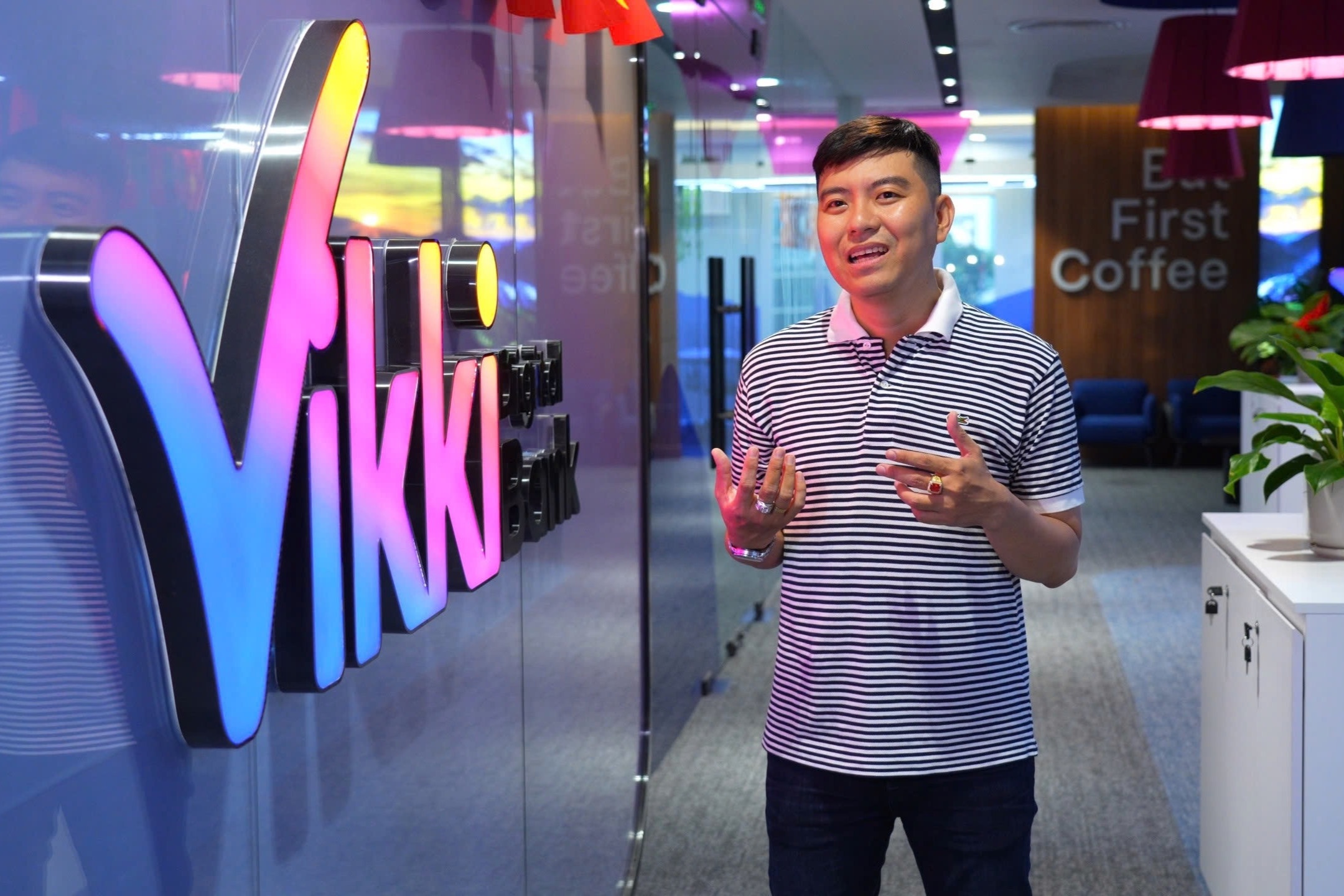 Vikki trao vang cho khach hang mo tai khoan An sinh dip Quoc khanh hinh anh