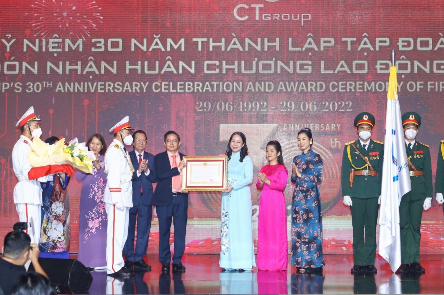 33 nam trong 80 nam - chuyen ve y chi va tri tue Viet Nam  hinh anh