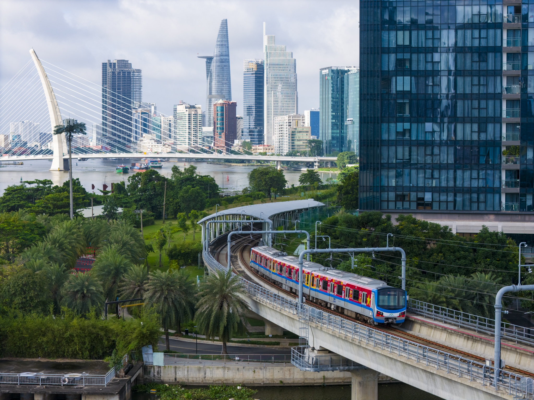 Tuyen metro phu sac do - diem hen check-in ruc ro le 2/9 hinh anh