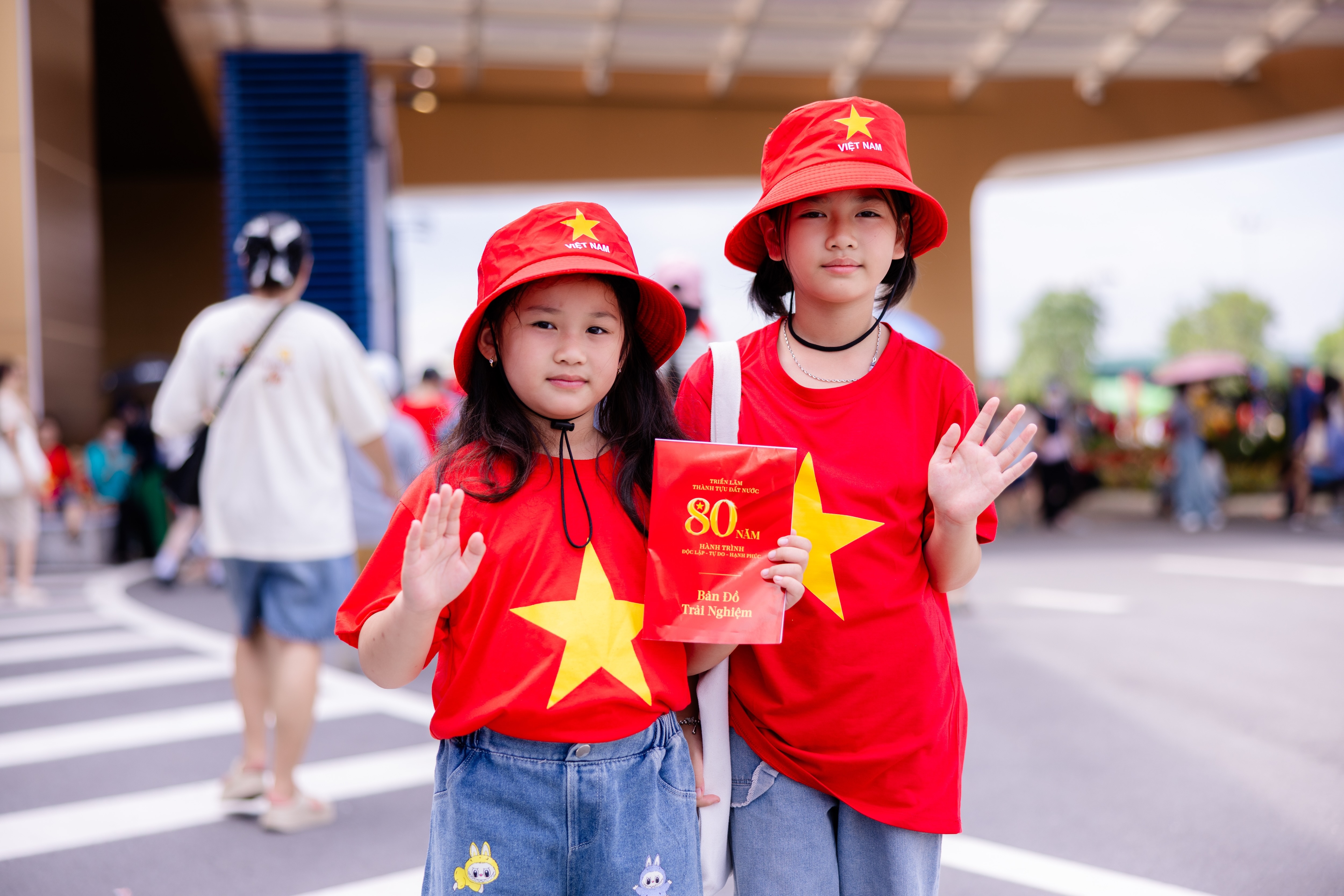 Du khach nhuom do Trung tam Trien lam Viet Nam voi dresscode yeu nuoc hinh anh