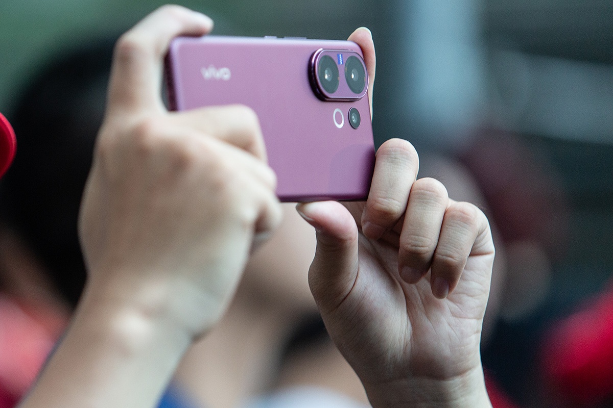 Cung vivo V60 5G tu tin choi Tet Doc lap hinh anh