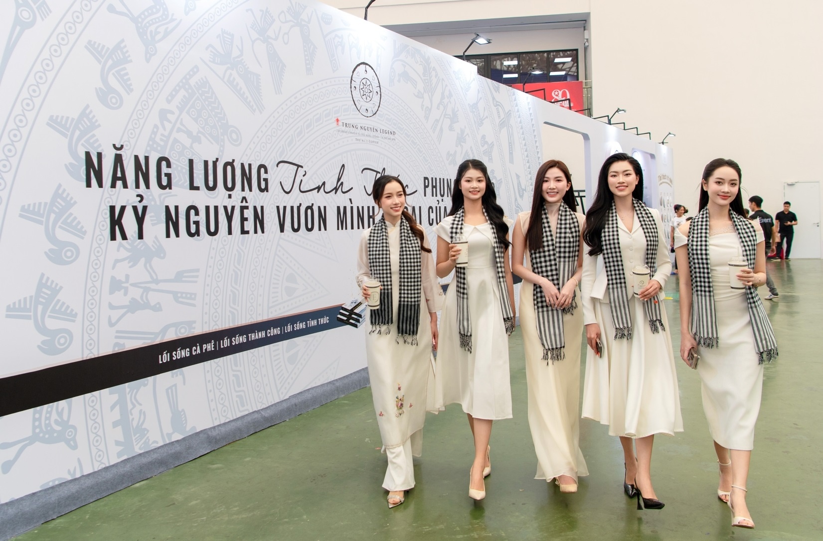 Ca phe, tri thuc va nhan sac - buc tranh ruc ro tai trien lam A80 hinh anh