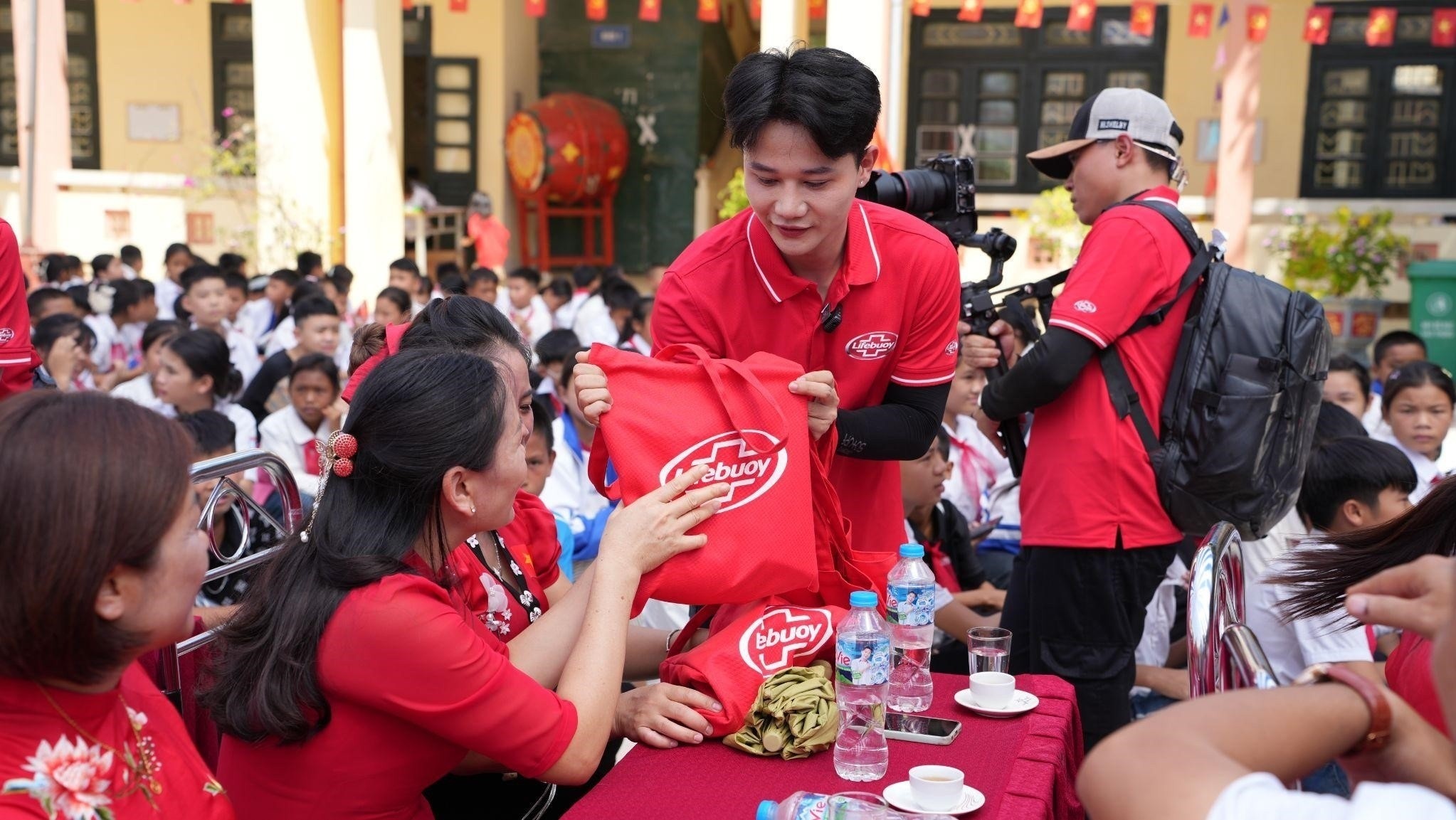 Lifebuoy tiep suc tre em Dien Bien tro lai truong sach khoe va an toan hinh anh