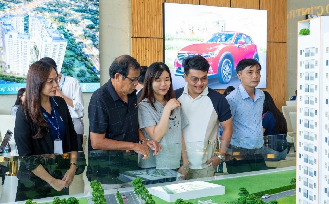 Lai suat giam, nguoi tre can nhac gui tiet kiem hay dau tu BDS hinh anh