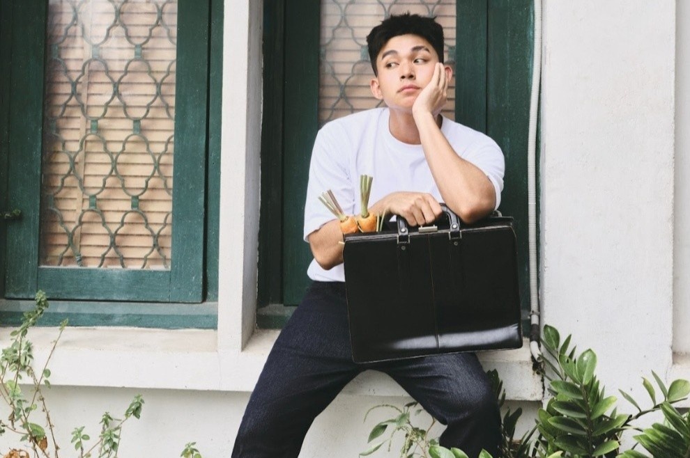 Mac jeans dep va than thai nhu Jun Pham hinh anh