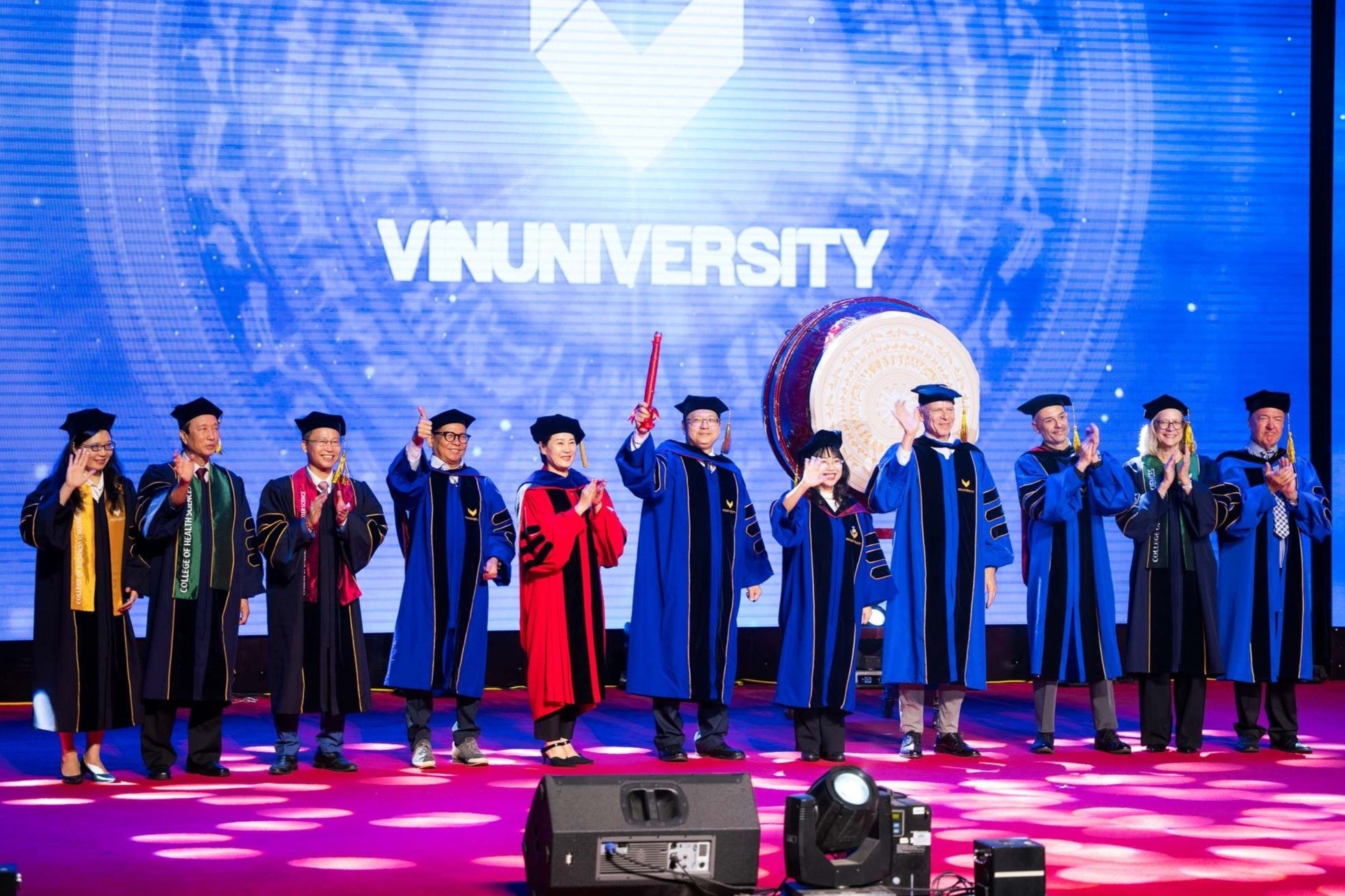 VinUni khai giang khoa 6, ra mat tan hieu truong va cac lanh dao hinh anh