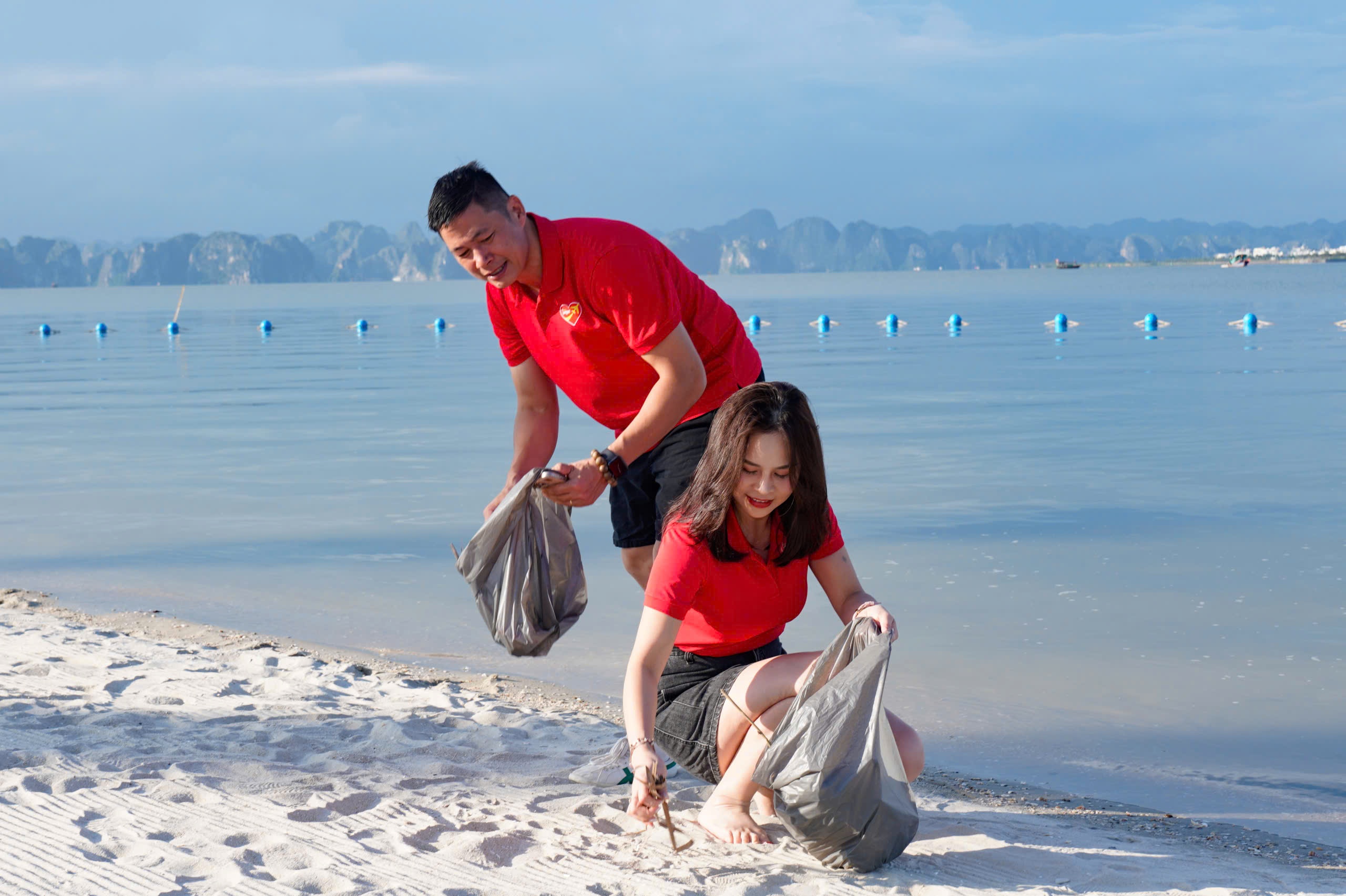 Gan 600 ‘chien binh’ Vietjet ra quan lam sach bien Ha Long hinh anh