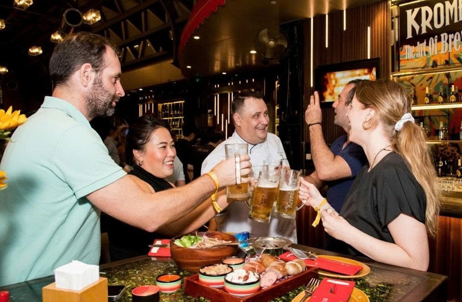 Hoa minh vao le hoi bia Duc Oktoberfest tai The Long Times Square hinh anh