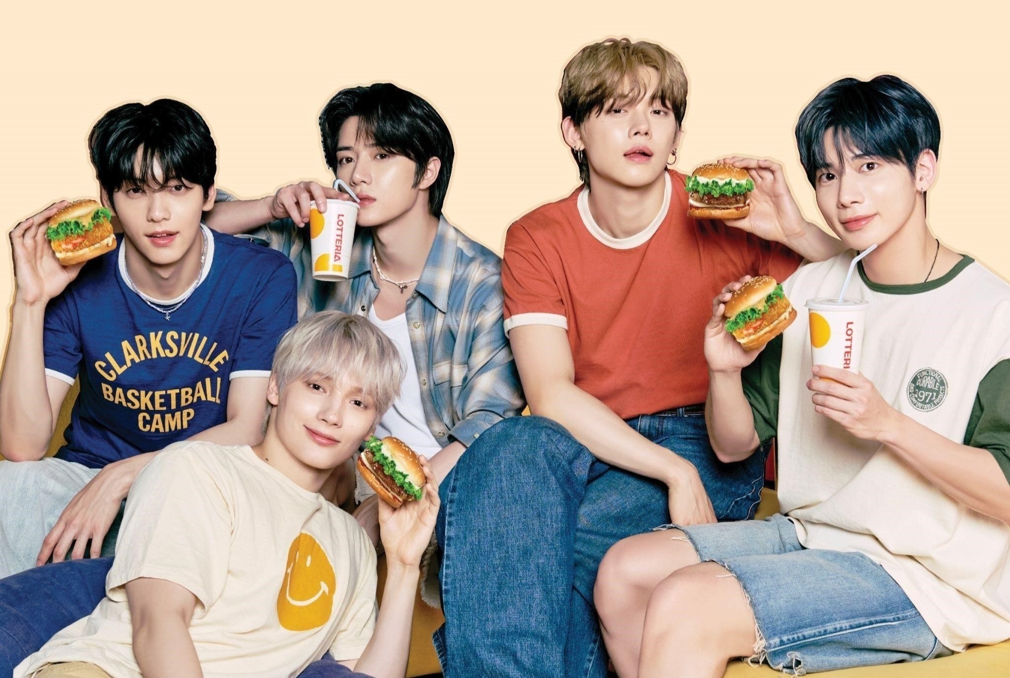 Lotteria hop tac TOMORROW X TOGETHER ra mat postcard gioi han hinh anh