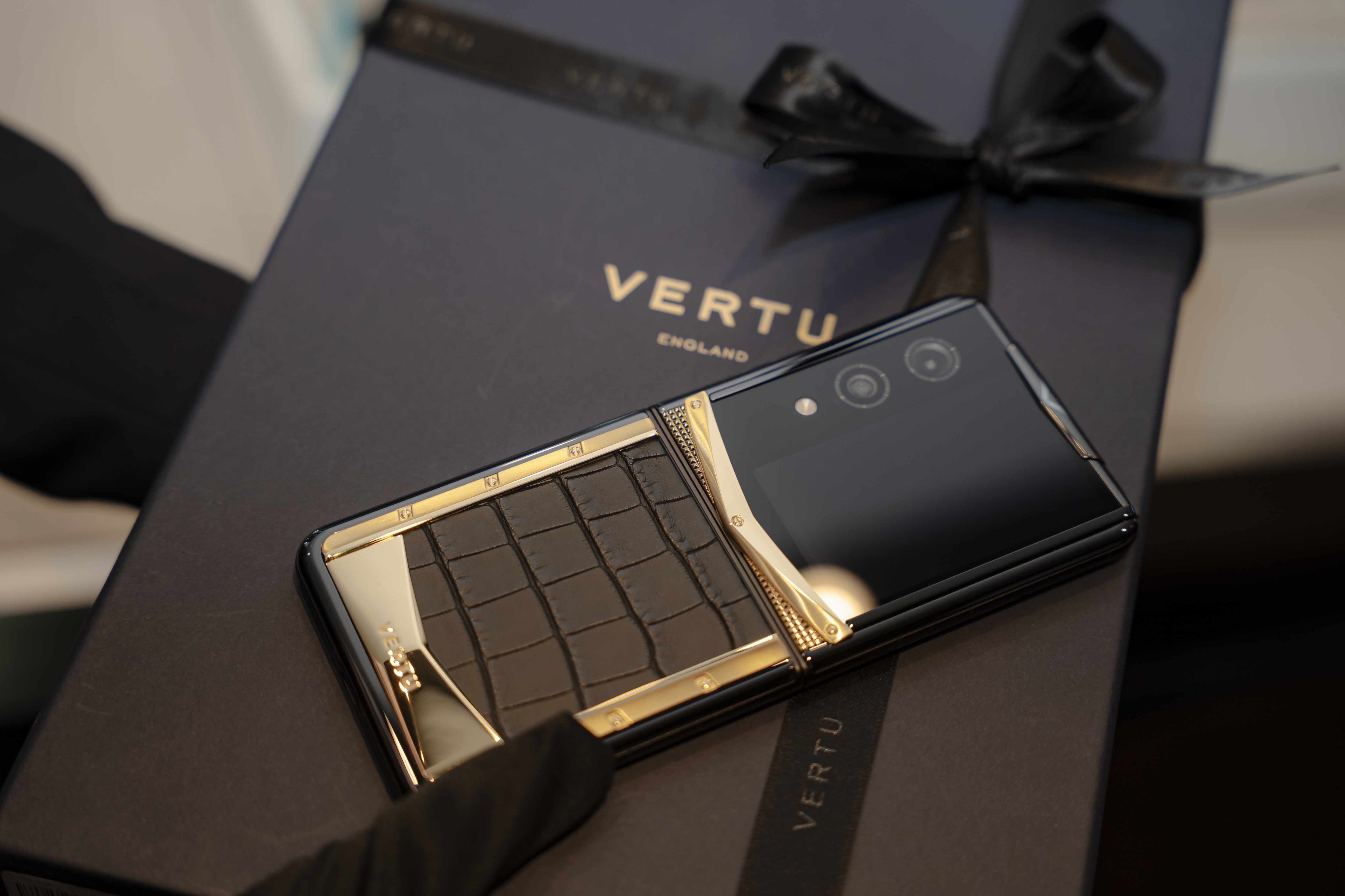 Vertu Quantum Flip Full Gold – Biểu tượng quà tặng của giới thượng lưu