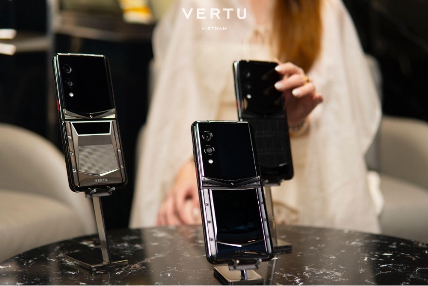 Vertu Quantum Flip bản Full Gold Basalt Black Alli là món quà được giới doanh nhân ưa chuộng, thể hiện sự chỉn chu cùng tôn trọng của người tặng.