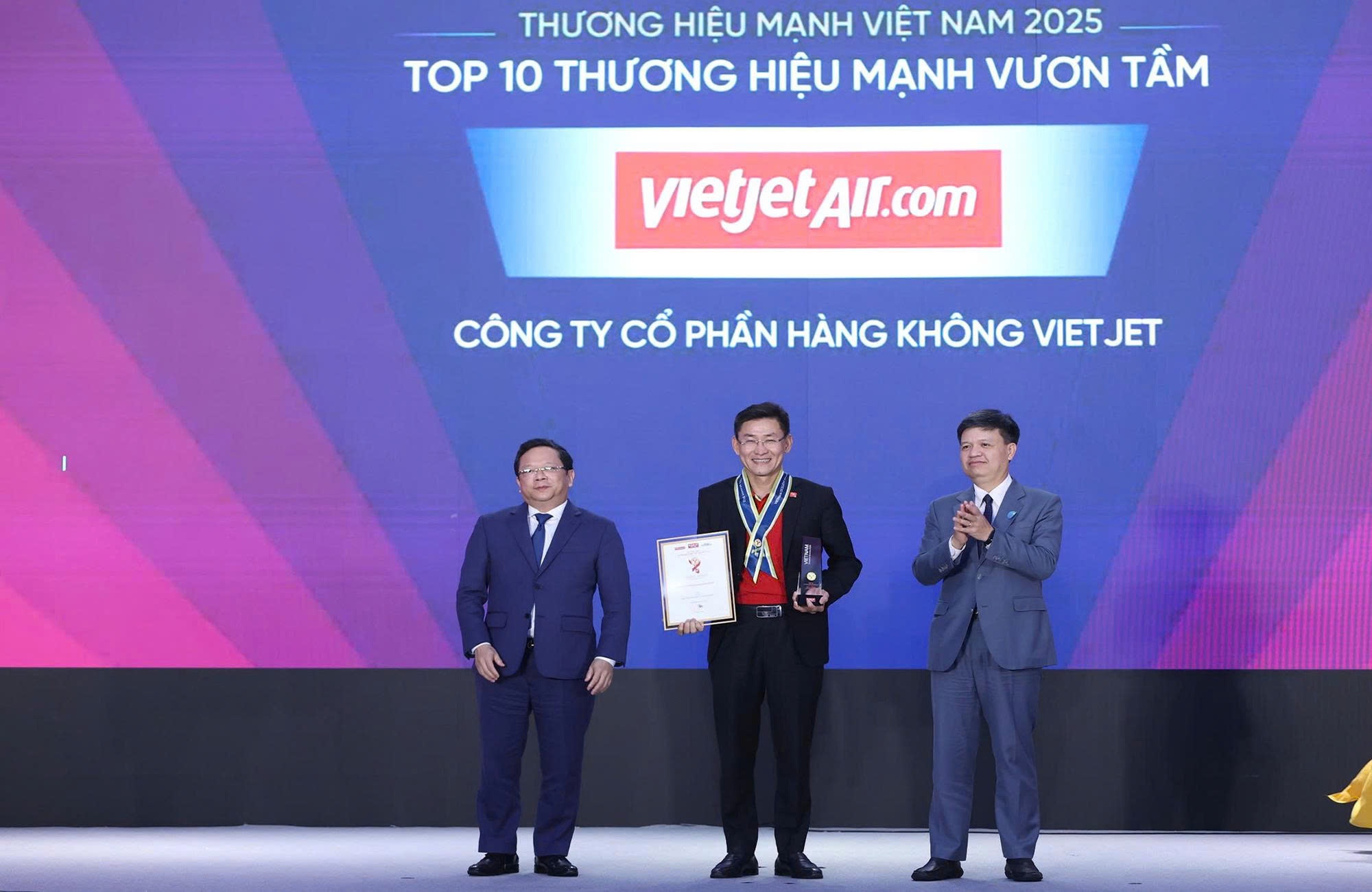 Vietjet duoc vinh danh thuong hieu manh Viet Nam hinh anh
