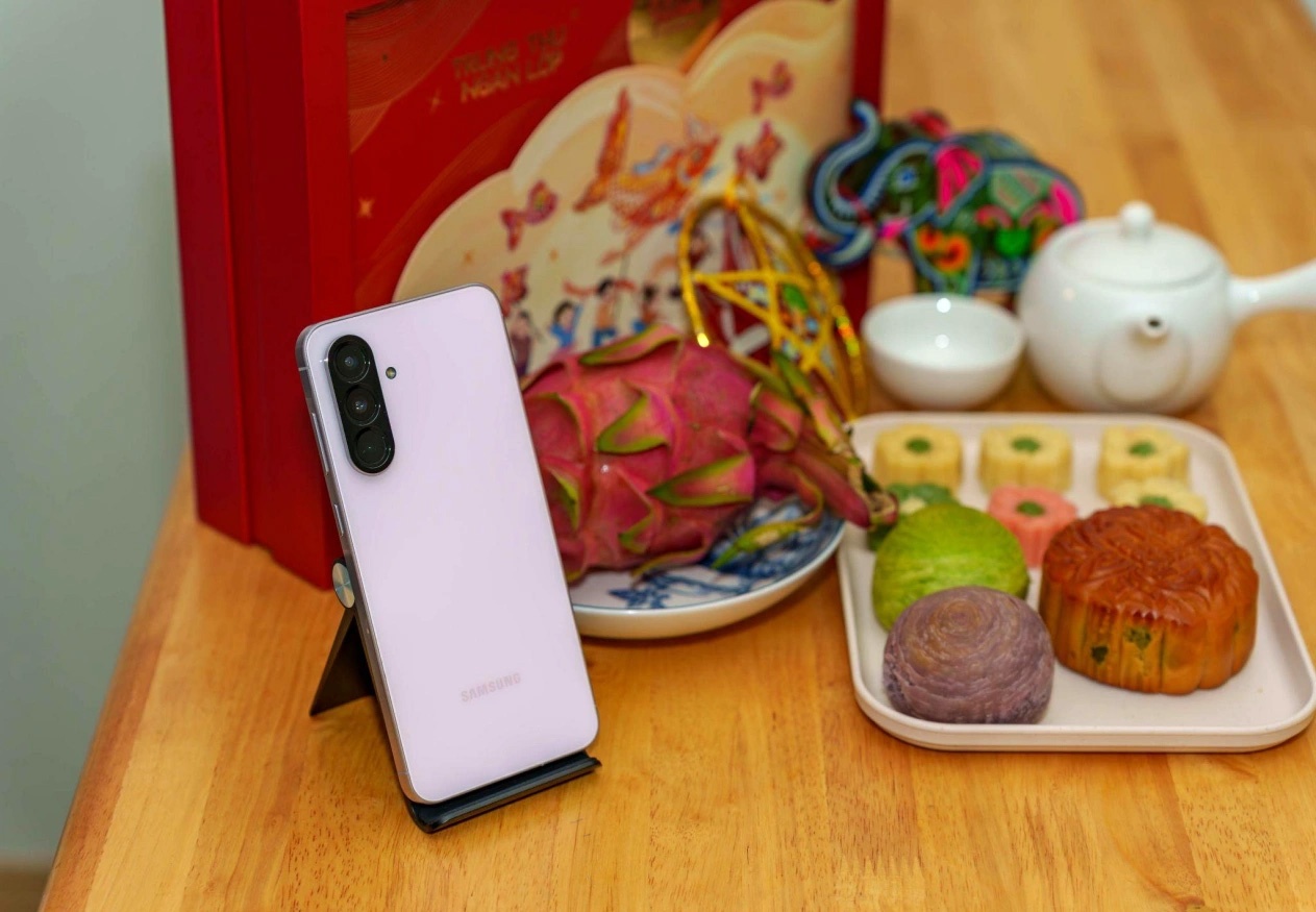 HIEUTHUHAI 'flex' tai le cung Gemini Live tren Galaxy A56 5G hinh anh