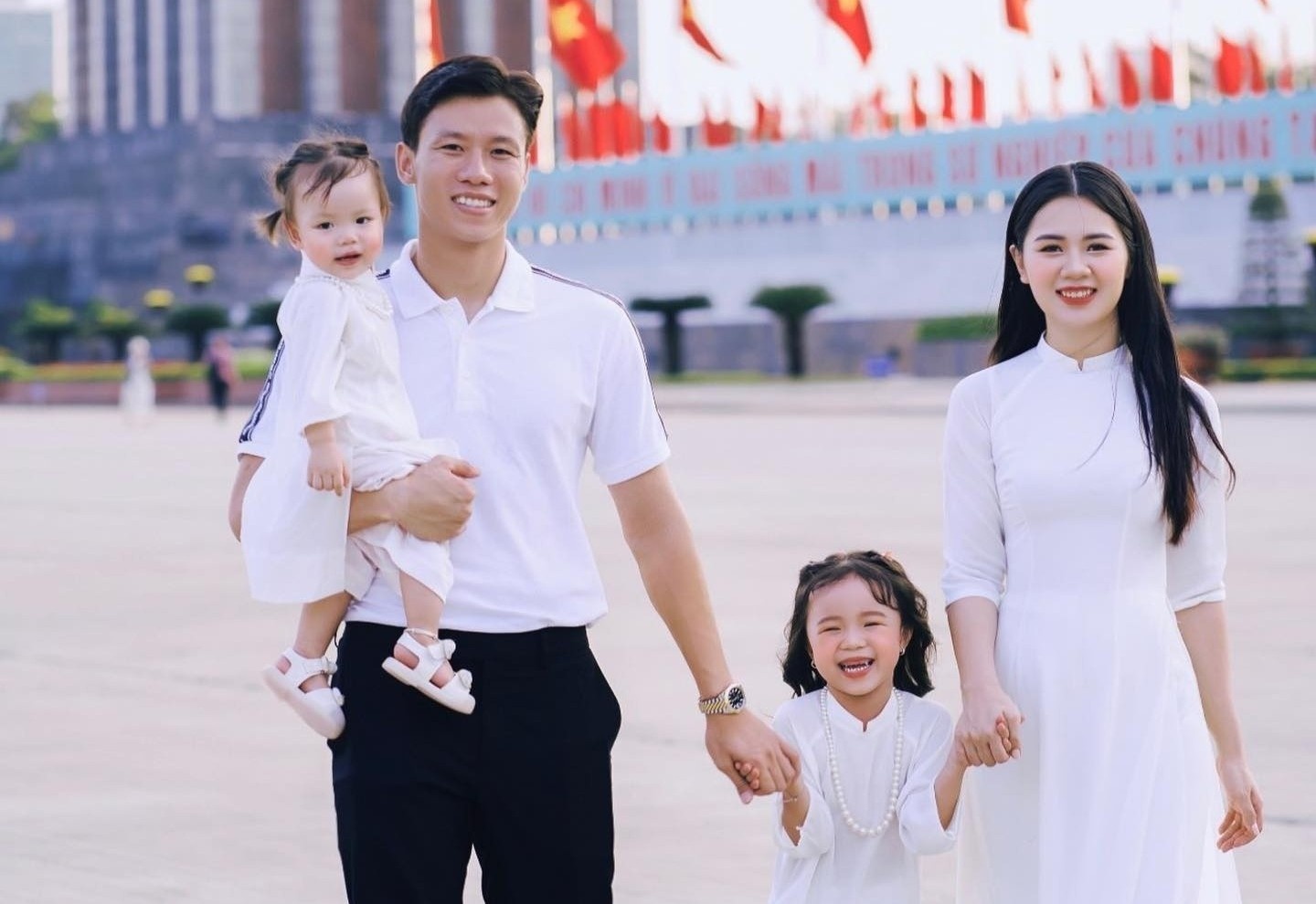 Gia dinh Que Ngoc Hai tham du Ngay hoi Gia dinh tre hanh phuc 2025 hinh anh