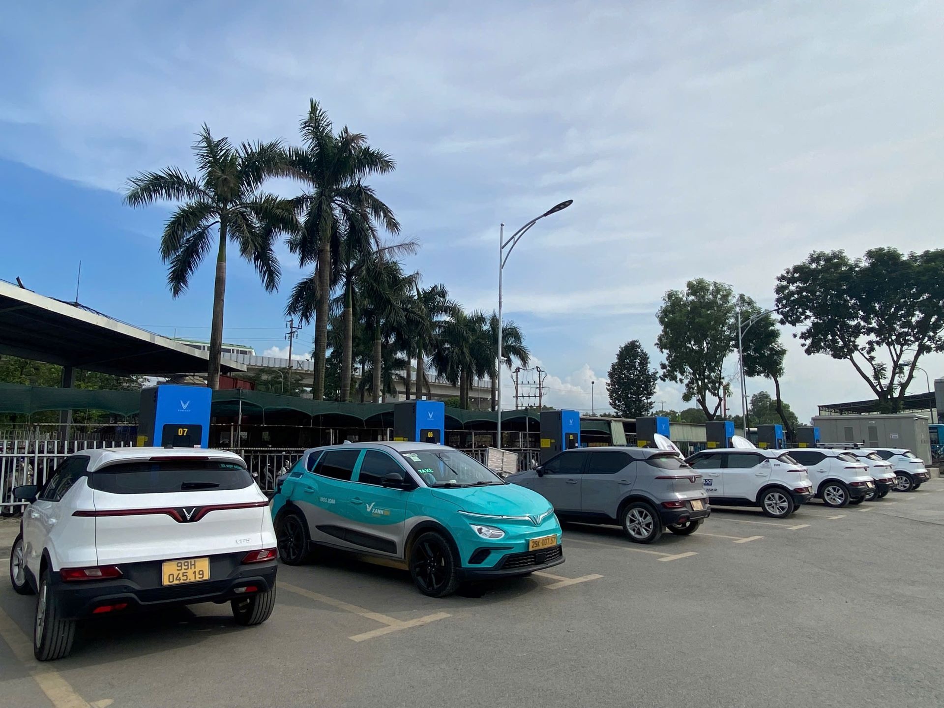 V-Green tang toc mo tram sac, khach hang Viet tu tin khi mua xe dien hinh anh