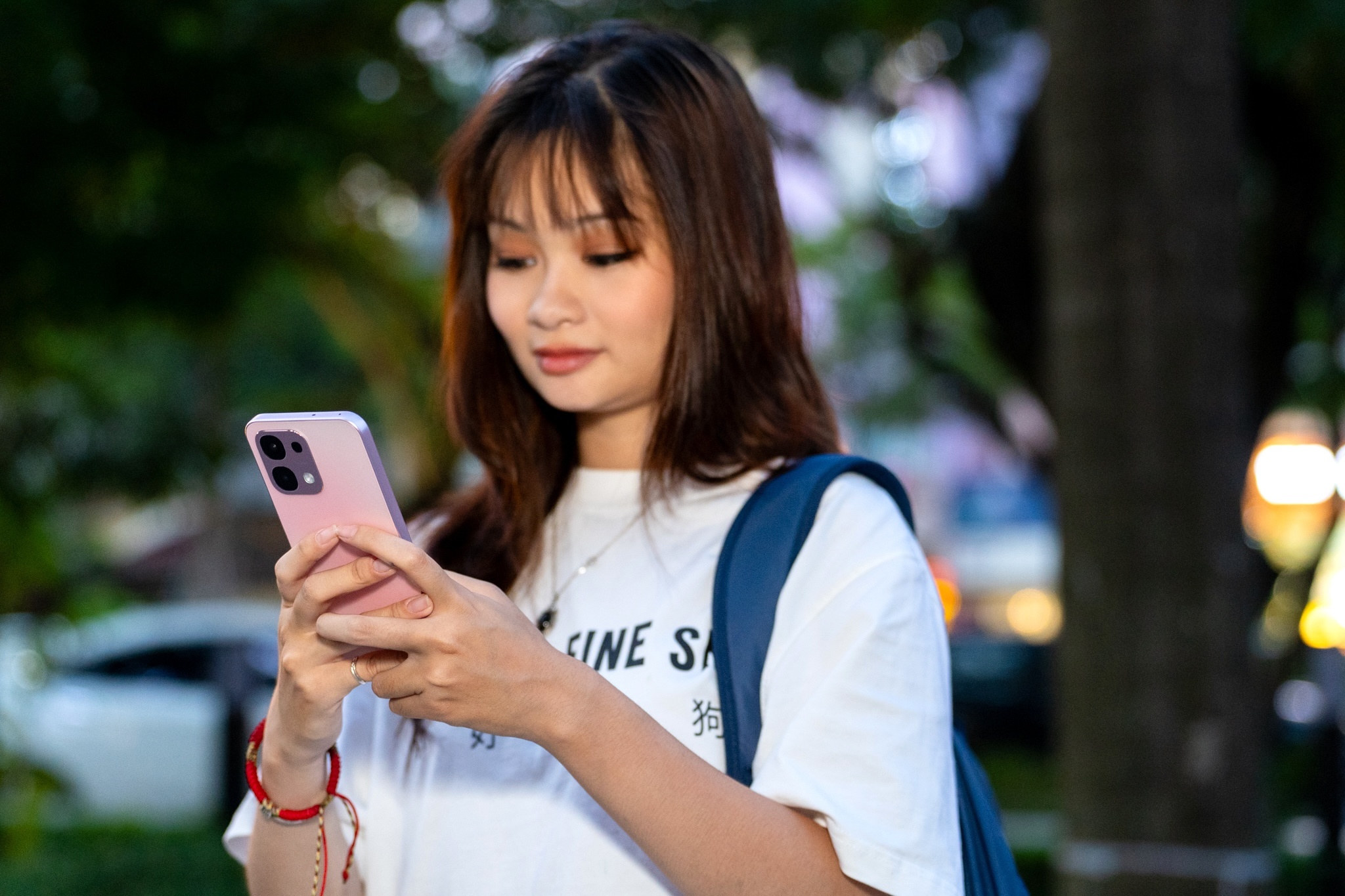 Sinh vien moi ra truong chon smartphone nao da nang ma hop tui tien? hinh anh