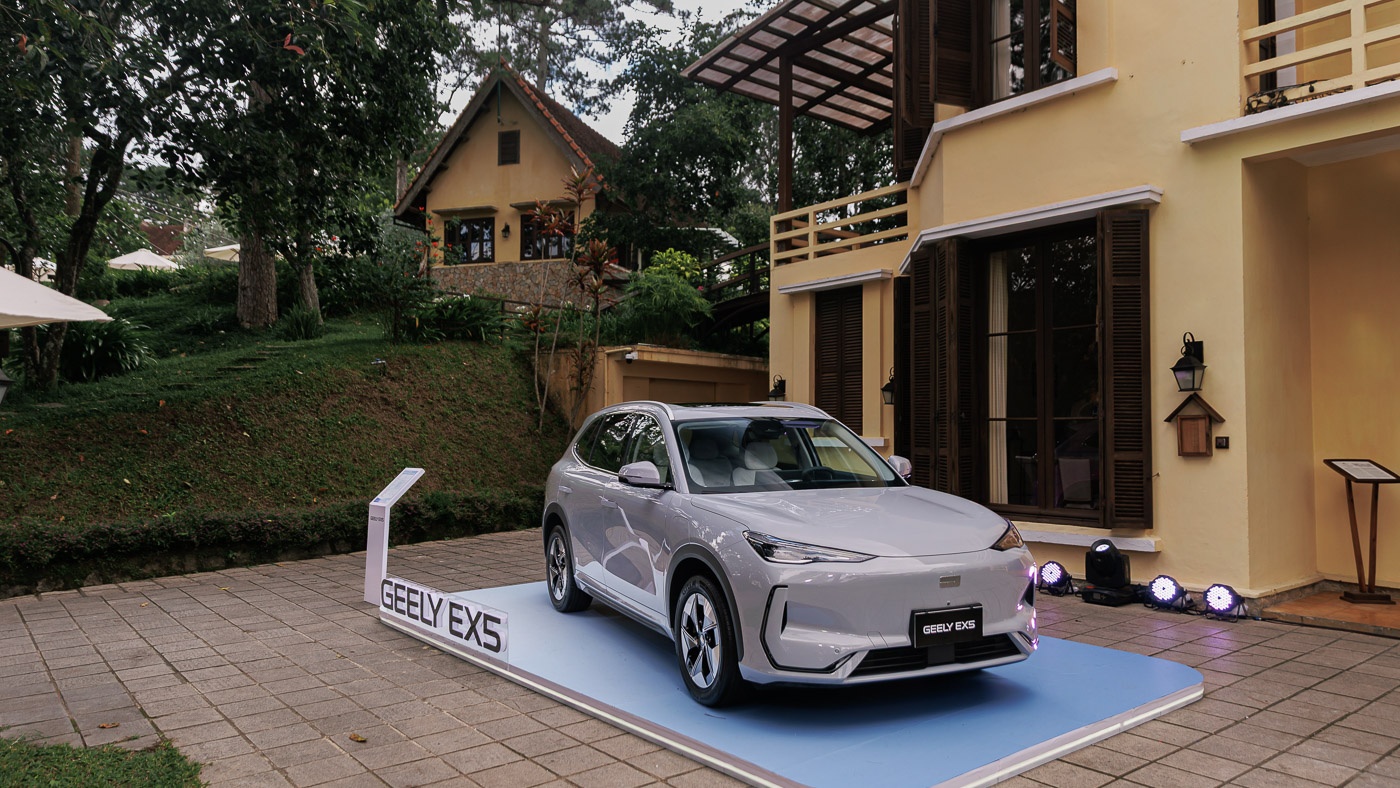 Geely Viet Nam day manh uu dai va dac quyen cho khach trong thang 10 hinh anh