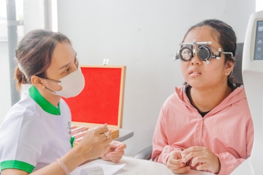 Benh vien Mat Sai Gon Bien Hoa kham mat mien phi cho 4.700 hoc sinh hinh anh