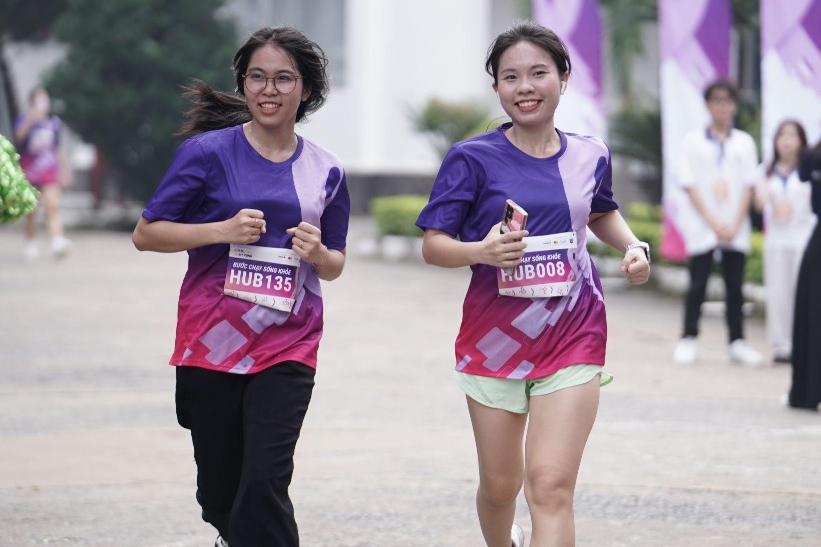 San truong hoa duong dua, sinh vien cung chay theo tinh than song khoe hinh anh