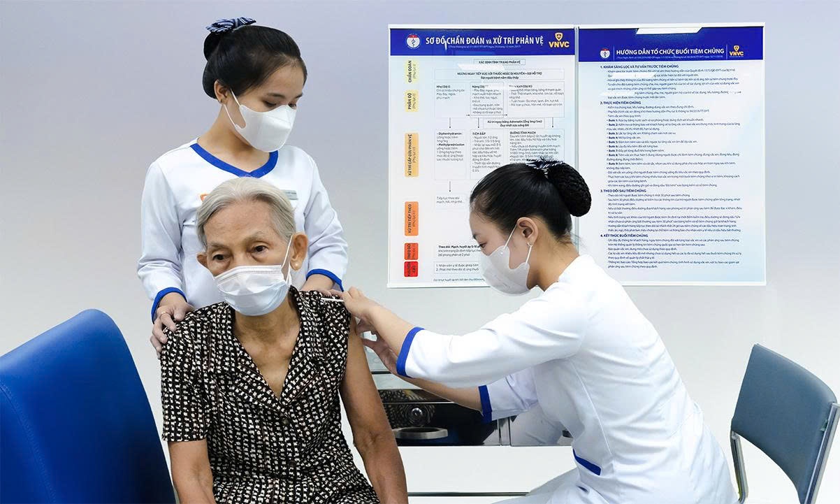 Bien chung kho luong khi nguoi cao tuoi va co benh nen mac cum hinh anh