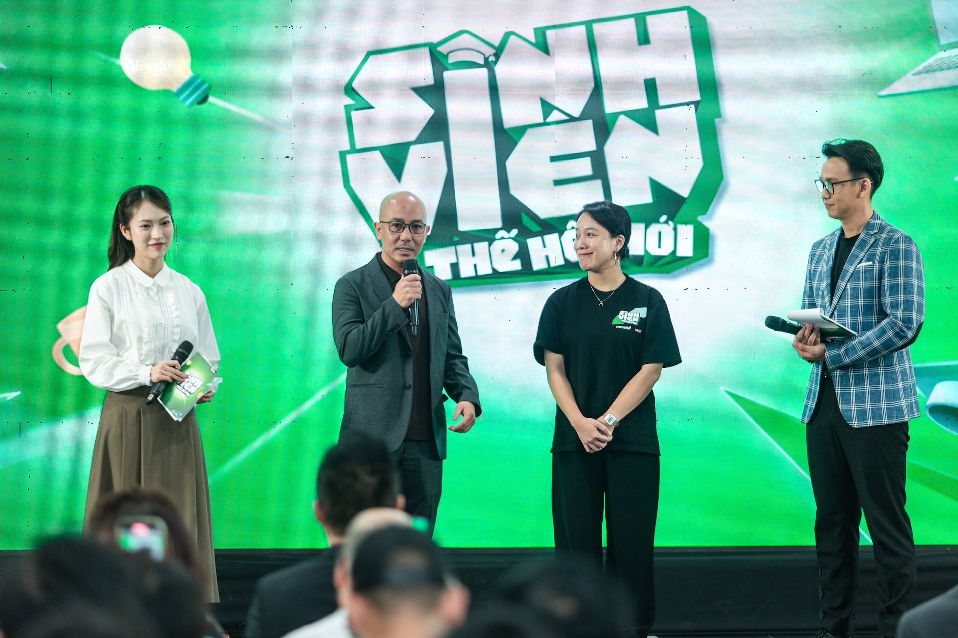 Sinh vien the he moi 2025 - khi suc tre hoa thanh hanh dong hinh anh