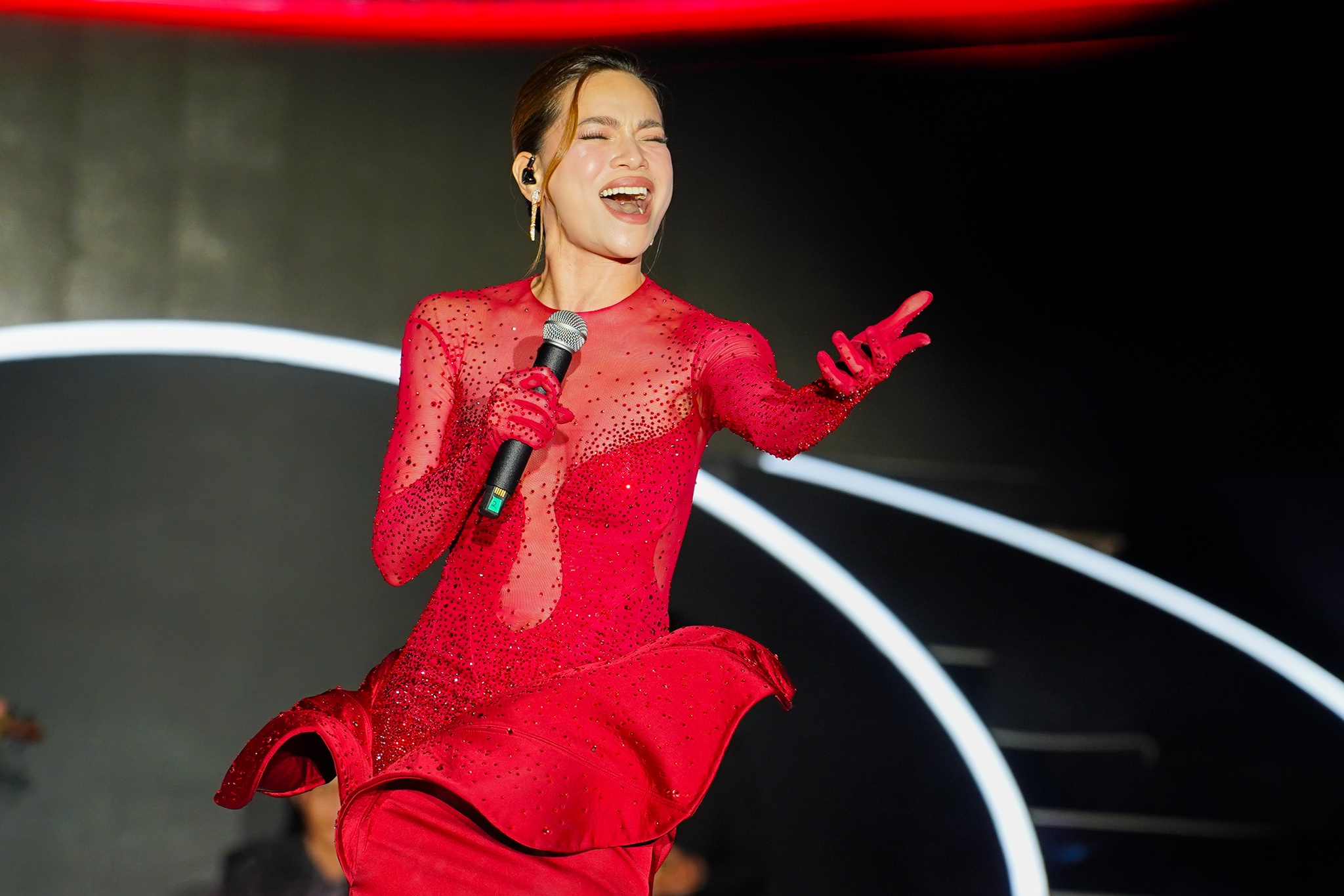 Find X9 series ra mat tai 'The X Show' voi su gop mat cua Ho Ngoc Ha hinh anh