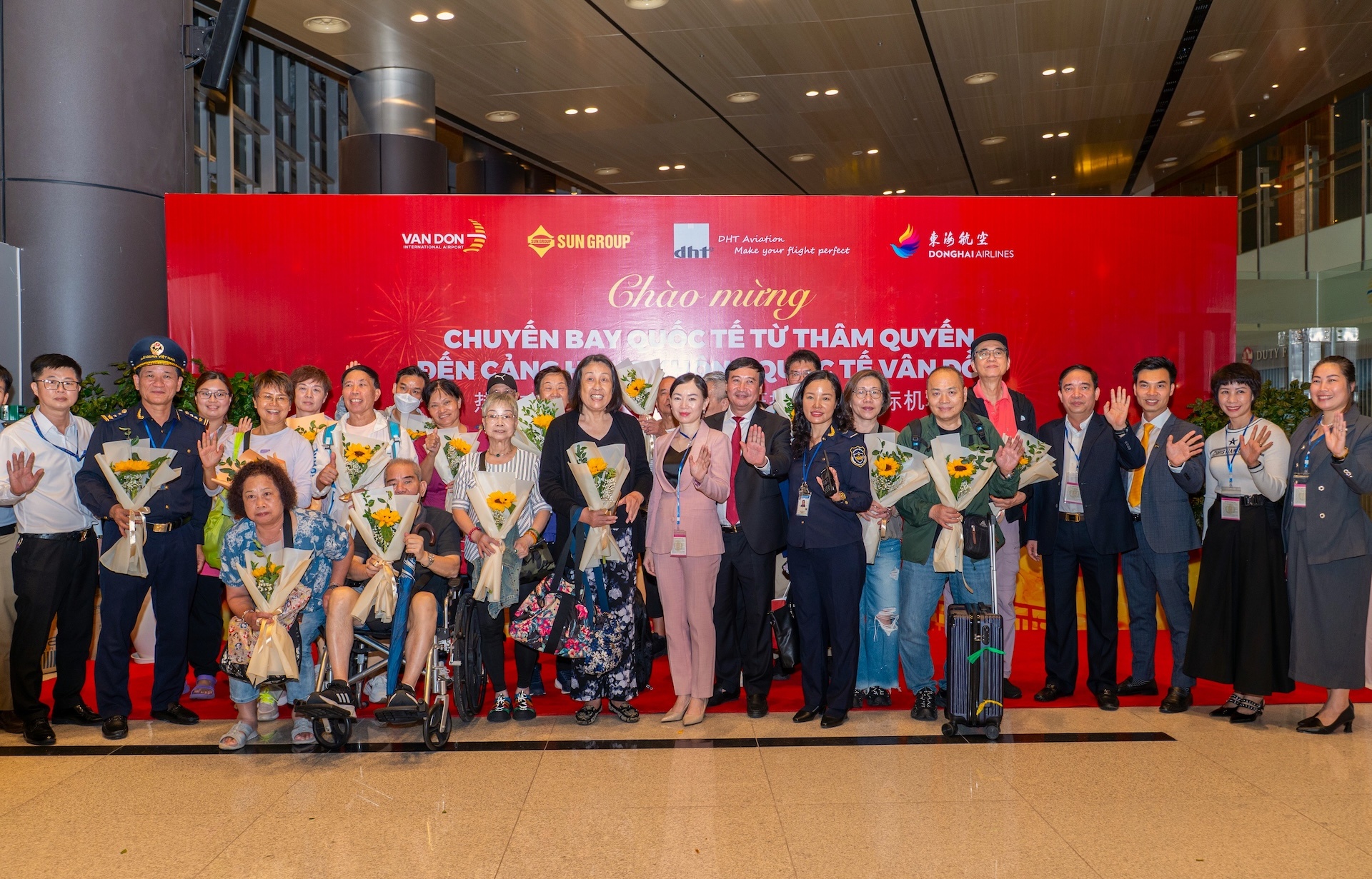 Van Don chinh thuc khai thac chuyen bay charter toi Tham Quyen hinh anh