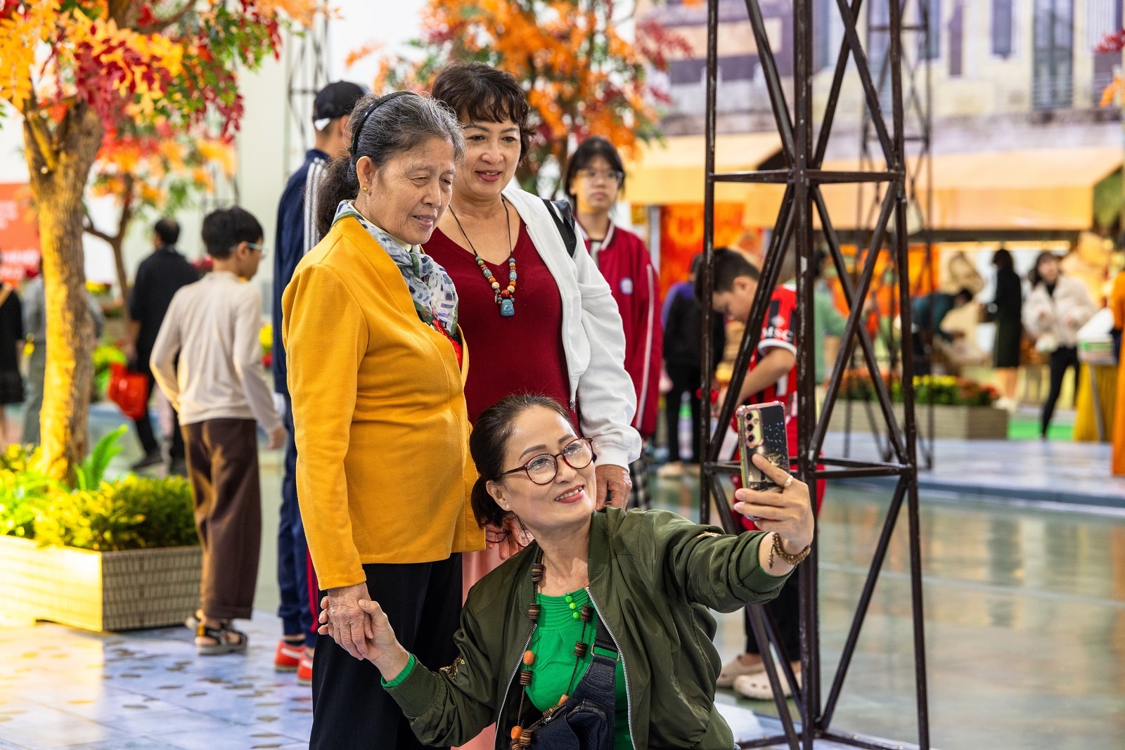 Bien nguoi do ve Hoi cho Mua thu 2025 truoc khi khep lai hinh anh