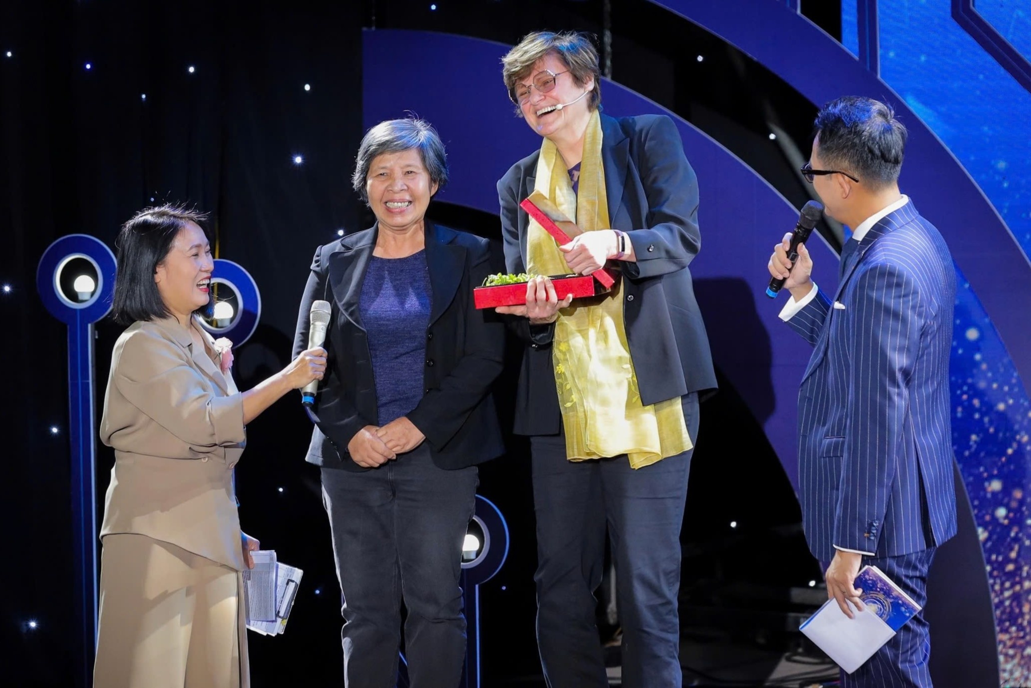 VinFuture mua dau tien - bieu tuong cua hy vong giua dai dich Covid-19 hinh anh