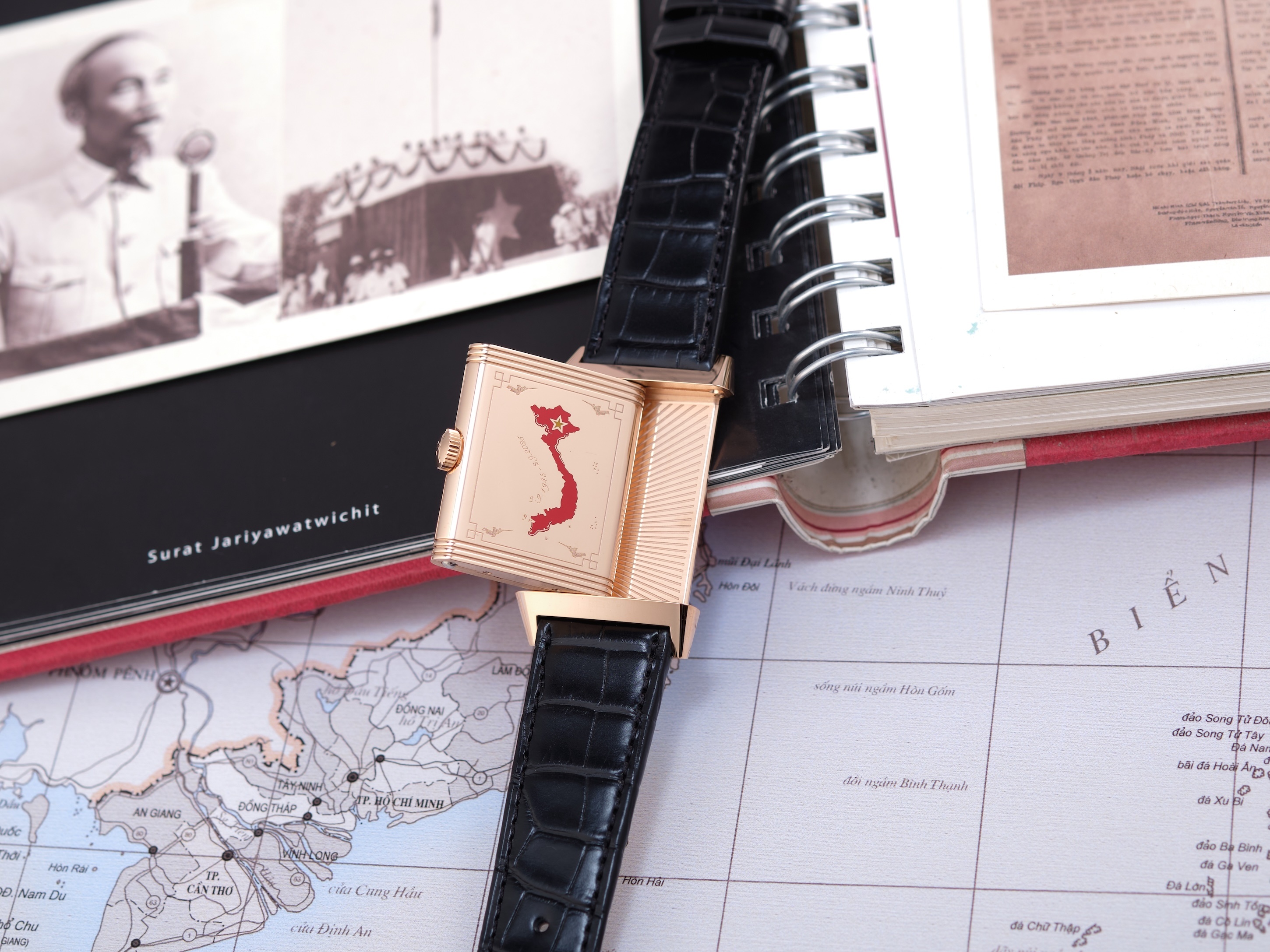 Jaeger-LeCoultre tri an Viet Nam voi hai dong ho Reverso dac biet hinh anh