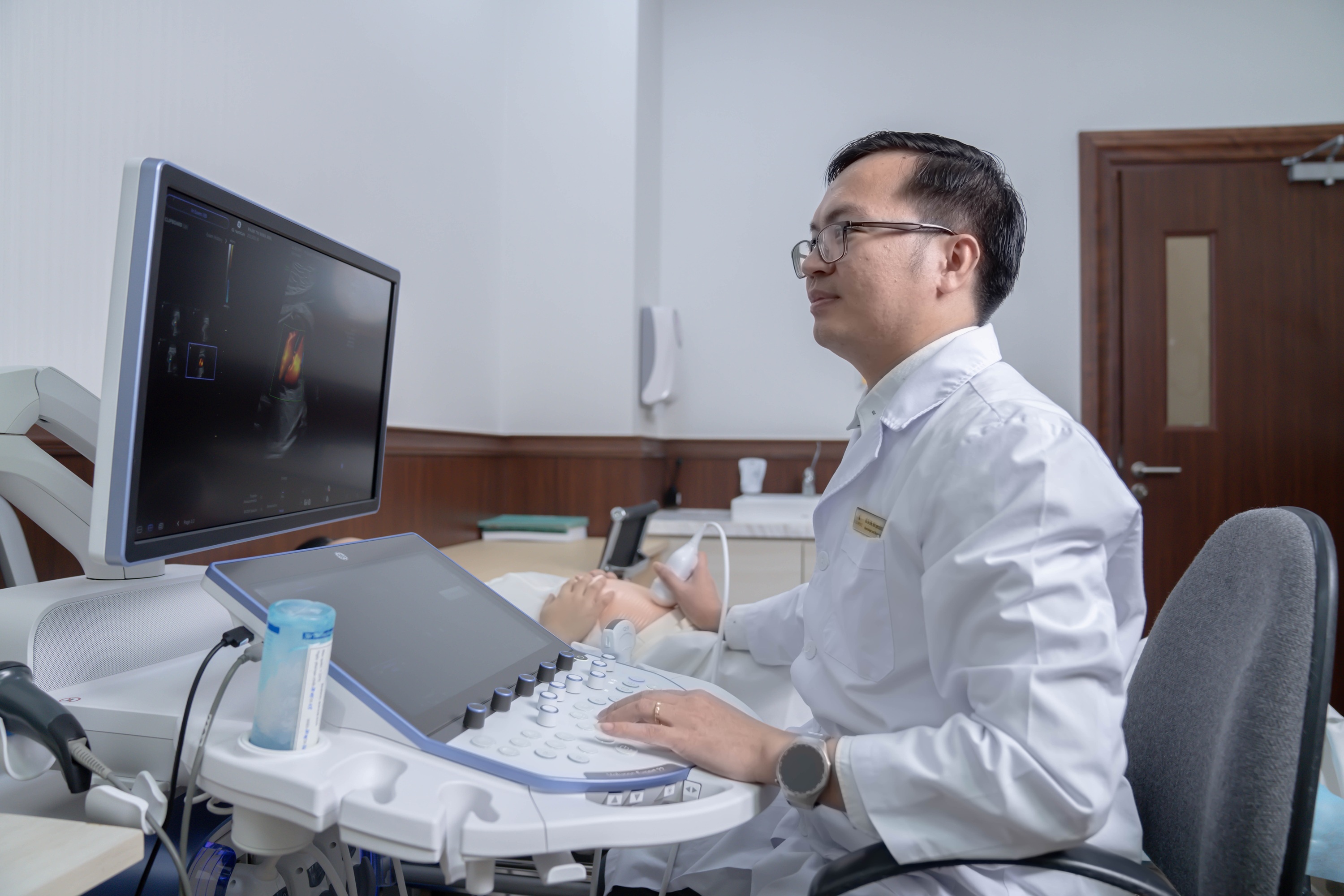 Vinmec ‘di tat don dau’ chinh phuc ky thuat truyen mau bao thai hinh anh