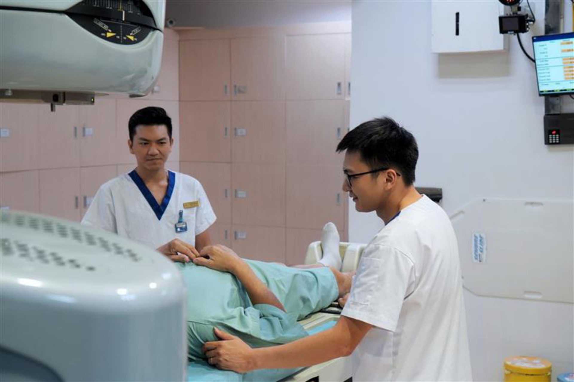 Vinmec dieu tri thanh cong ung thu tien liet tuyen hinh anh