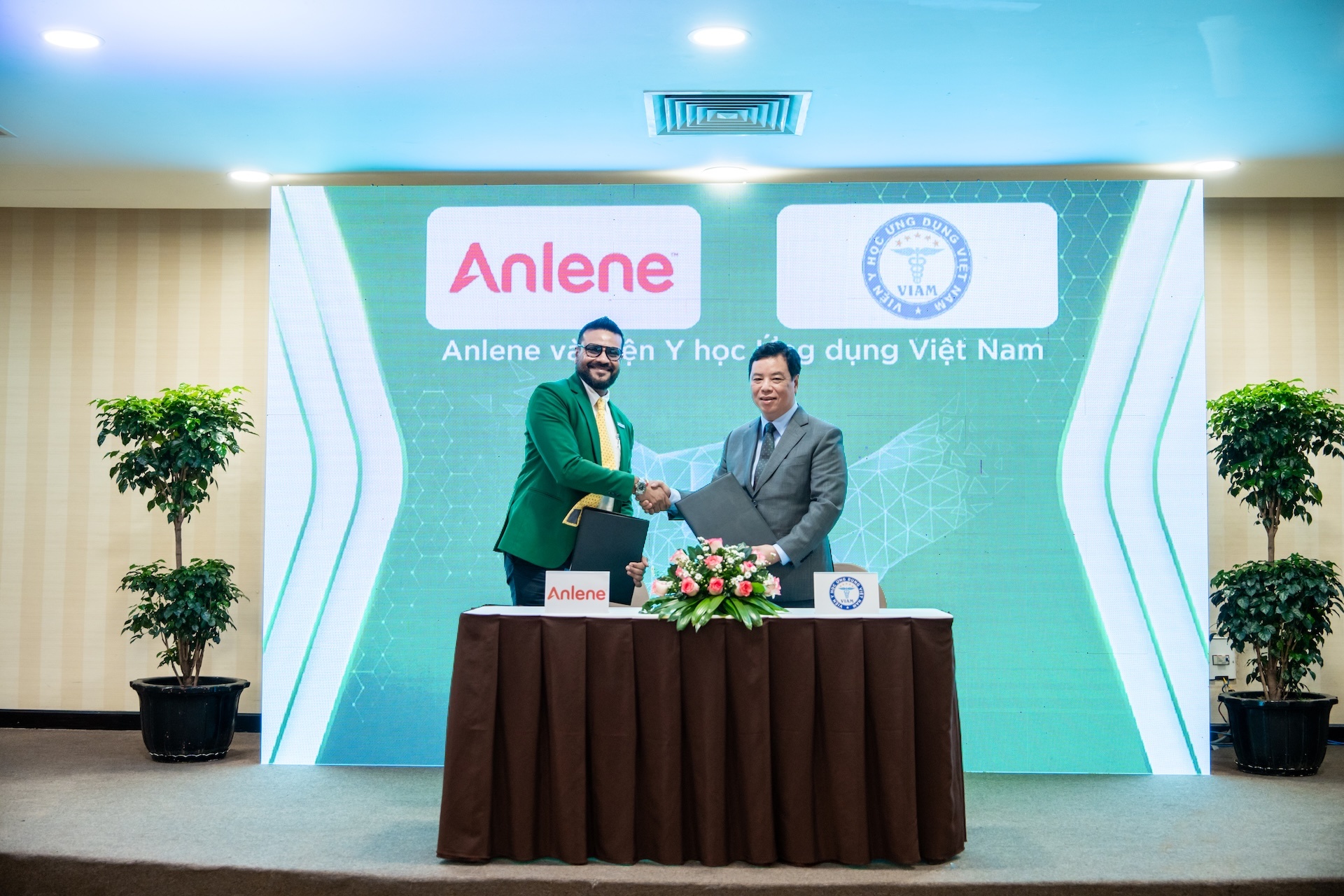 Nguoi Viet nen kiem tra mat do xuong dinh ky de phong ngua loang xuong hinh anh