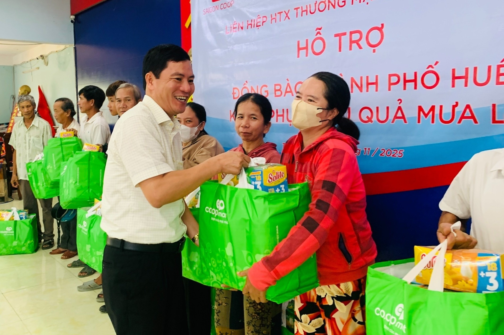 Saigon Co.op giu vung binh on hang hoa, san se cung ba con vung lu hinh anh