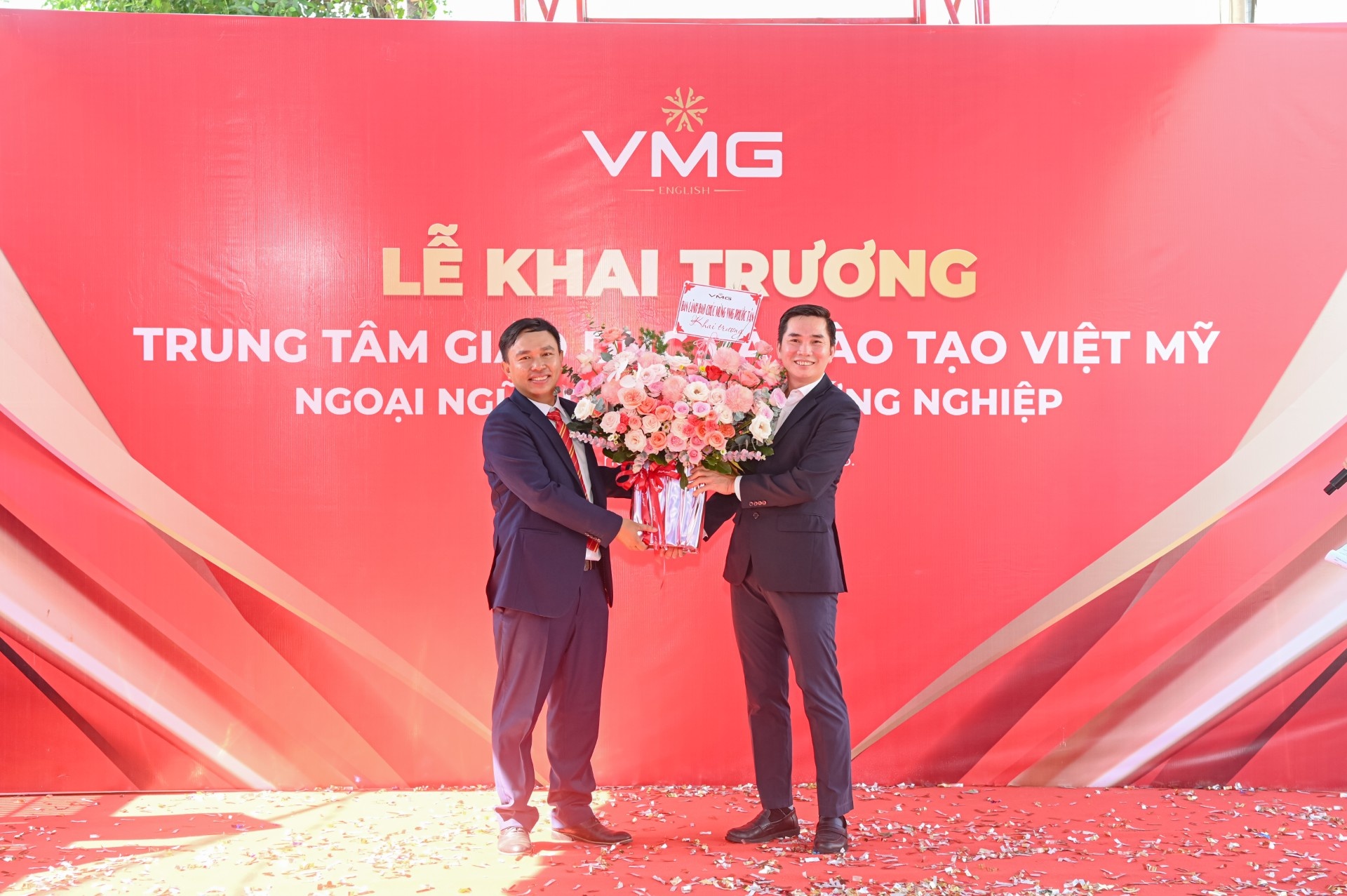 VMG khai truong trung tam Phuoc Tan nhan dip sinh nhat 22 nam hinh anh