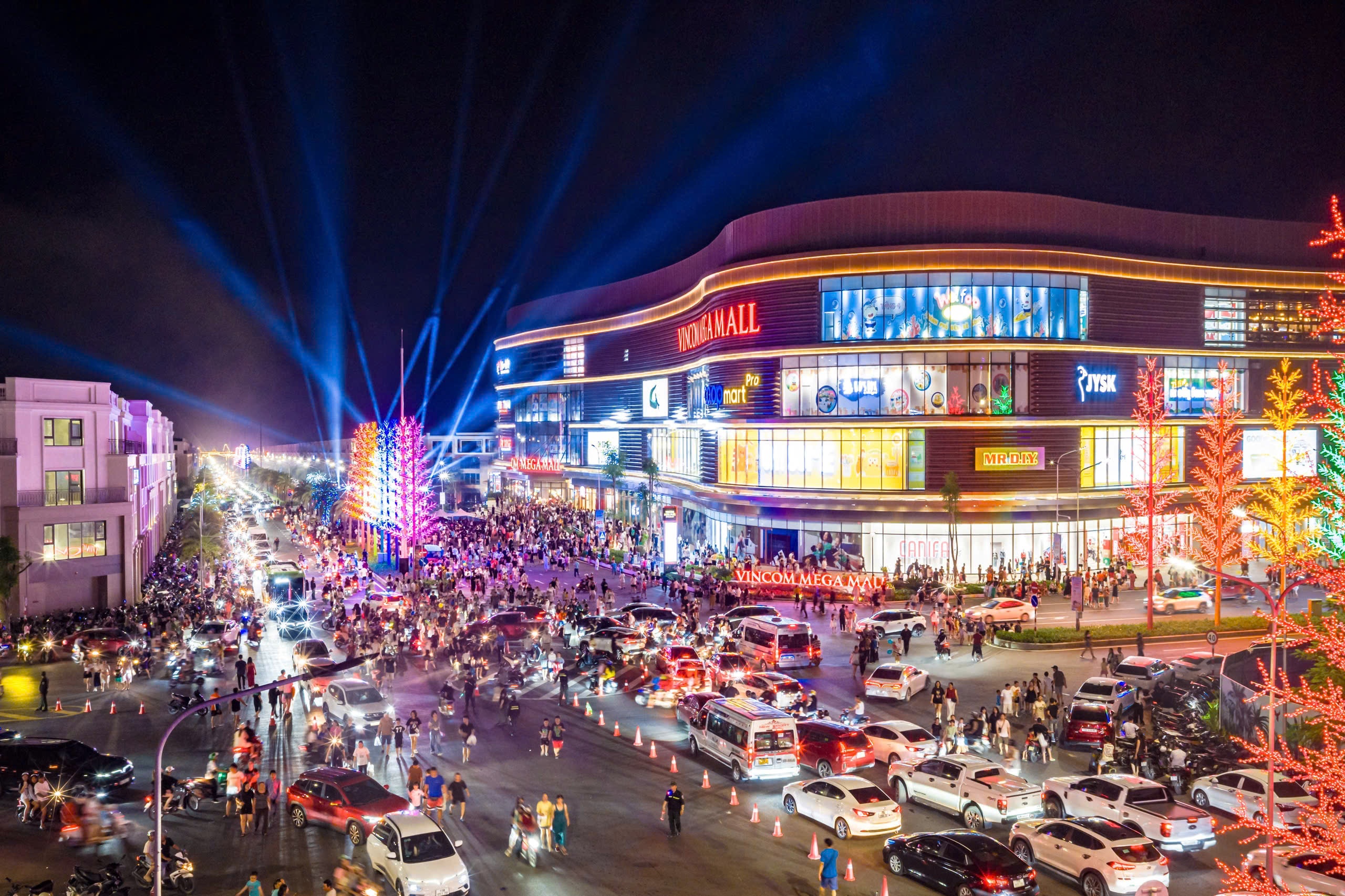 Vincom Black Friday 2025 - 'dai tiec' giam gia khuay dong thi truong hinh anh