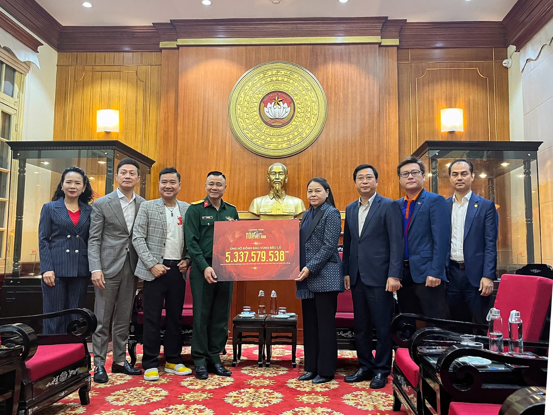 Vikki lan toa yeu thuong trong dem nhac 'Toi! Nguoi Viet Nam' hinh anh