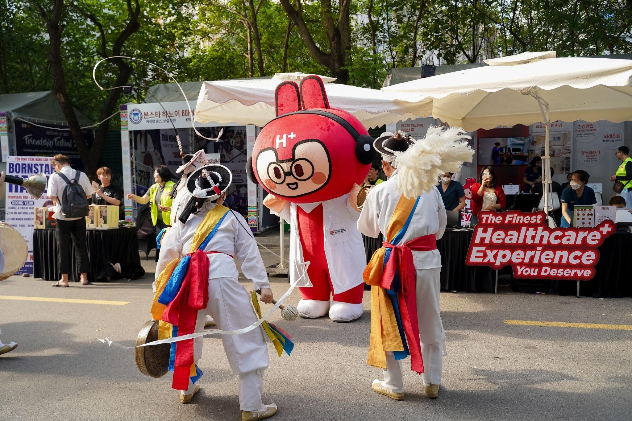 H Plus thu hut hon 500 khach tai Le hoi Con duong Huu nghi Viet - Han hinh anh