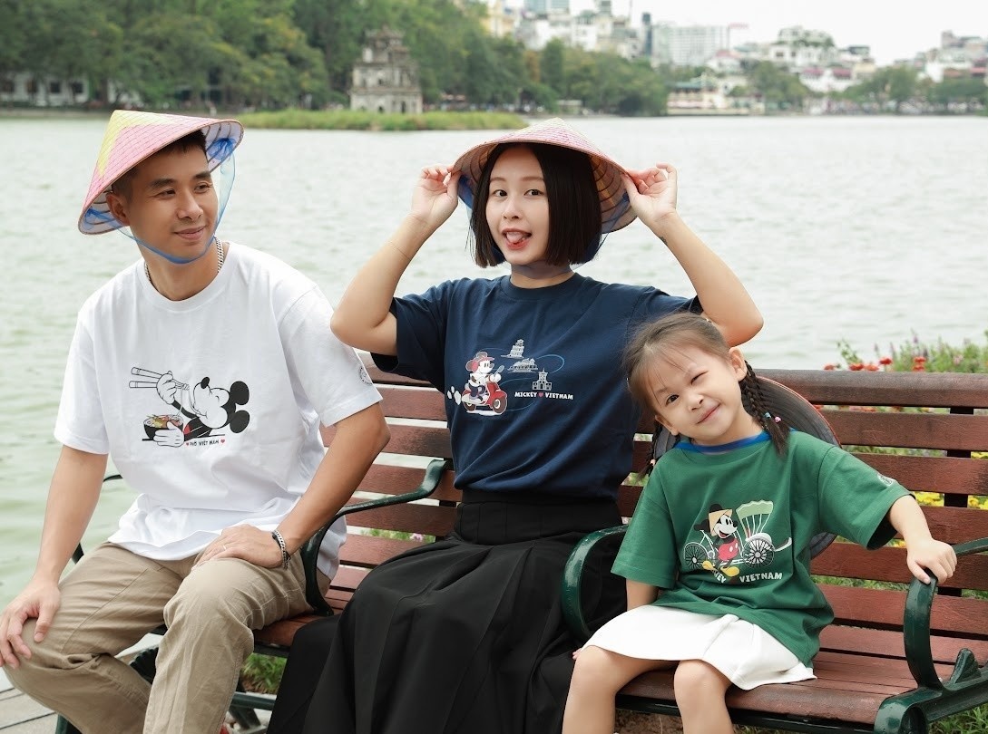 Theo chan Mickey va Minnie, gioi tre khoe bo anh kham pha goc pho quen hinh anh